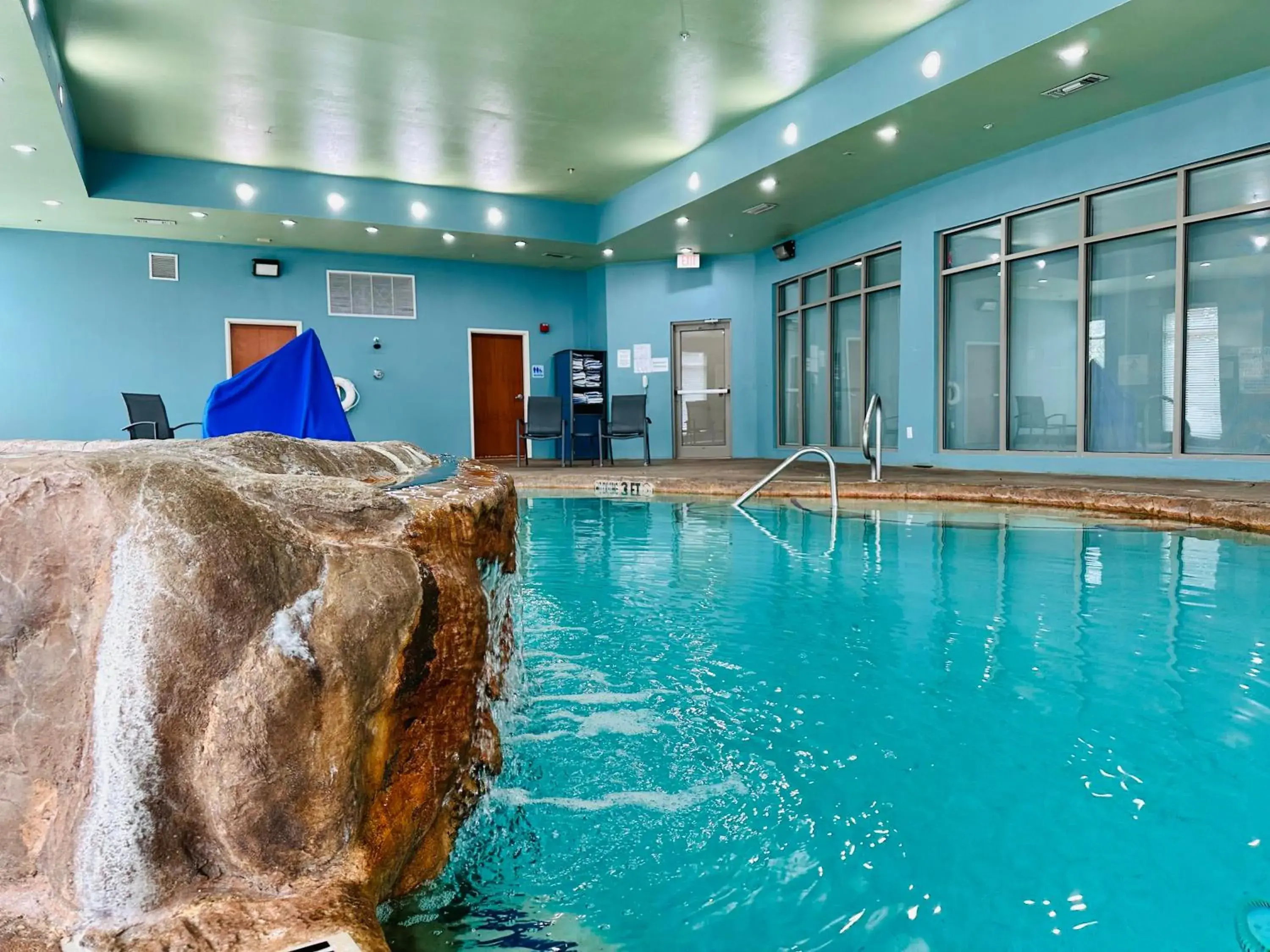 Swimming pool in Holiday Inn Express Hotel & Suites Mansfield by IHG Swimming pool in Holiday Inn Express Hotel & Suites Mansfield by IHG
