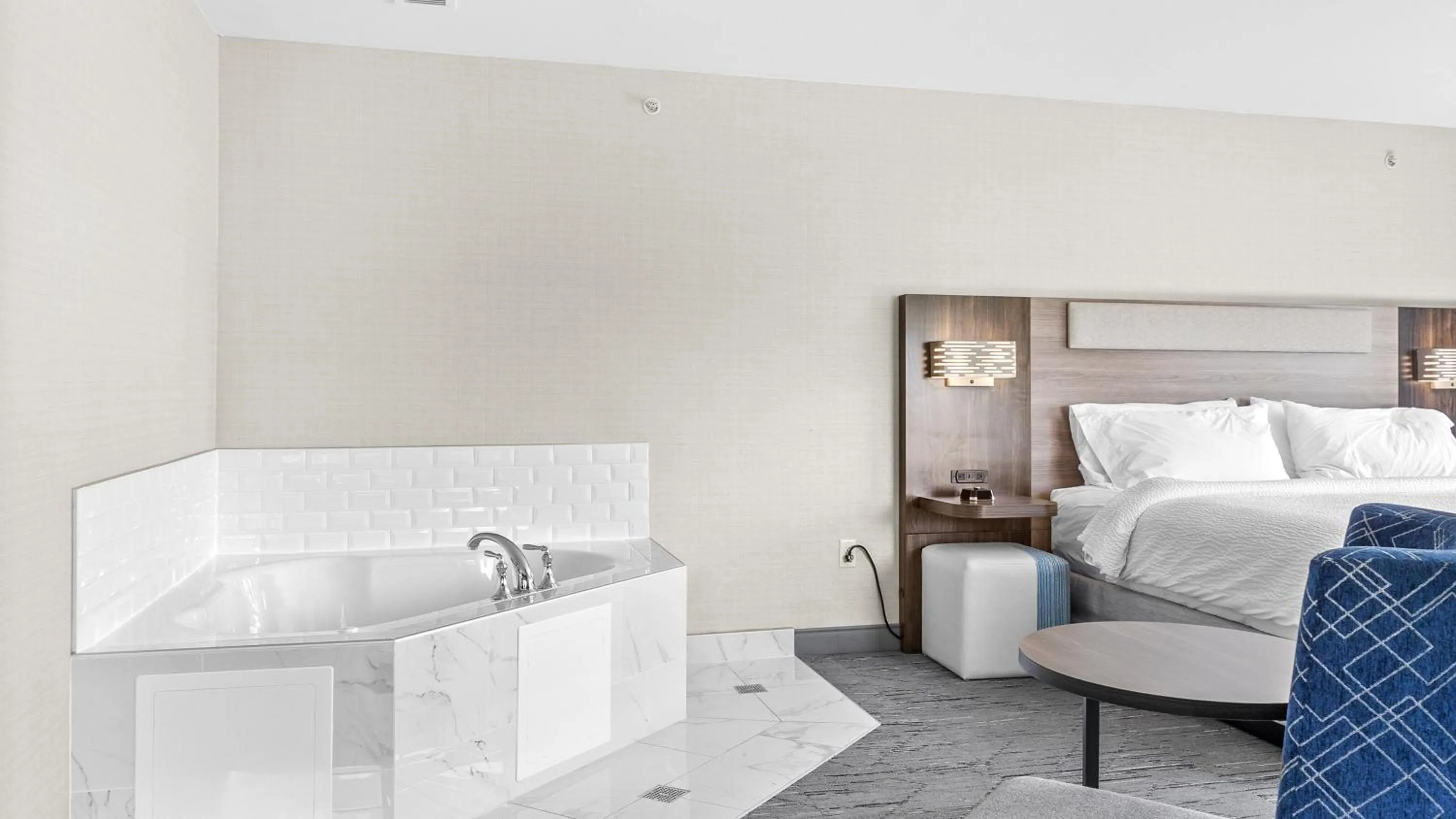 Photo of the whole room, Bed in Holiday Inn Express Hotel & Suites Manchester - Airport by IHG