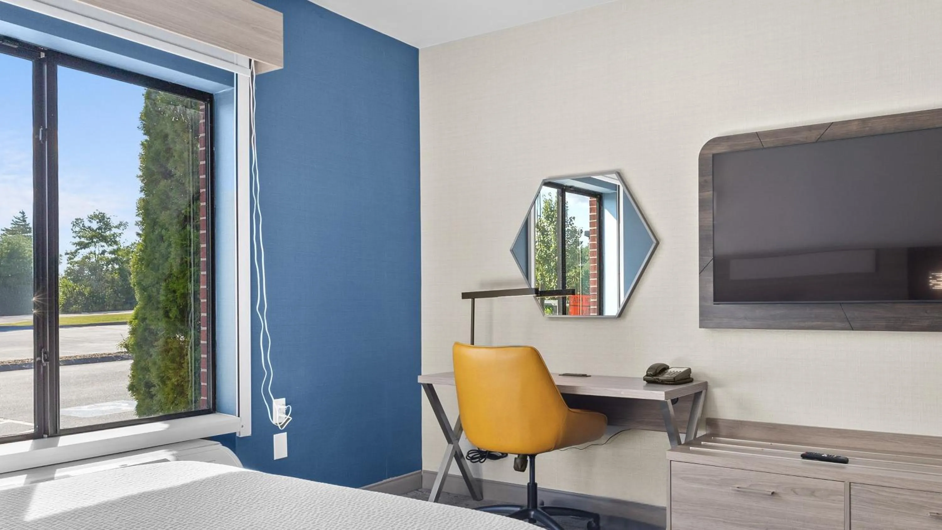 Photo of the whole room in Holiday Inn Express Hotel & Suites Manchester - Airport by IHG