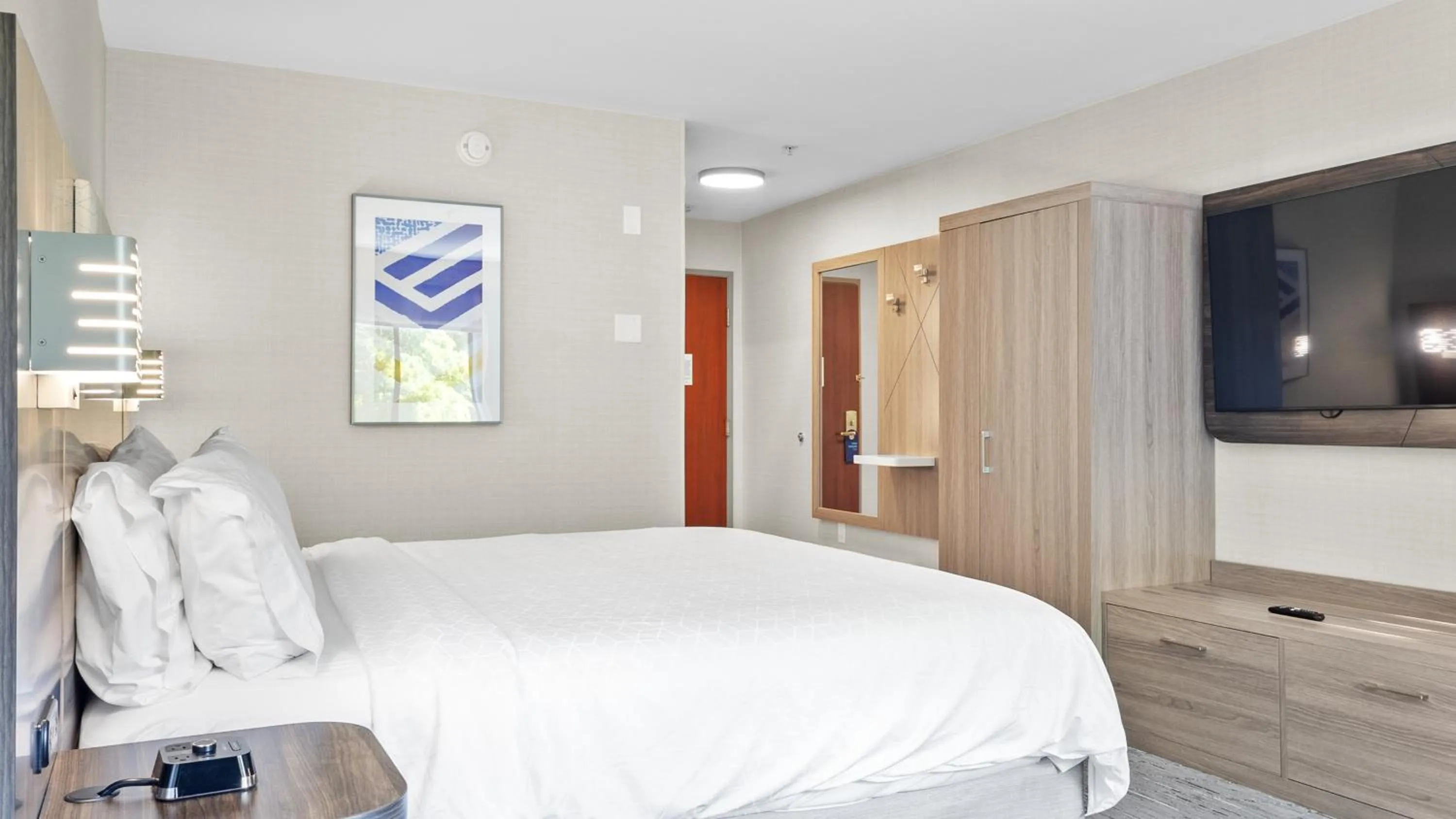 Photo of the whole room, Bed in Holiday Inn Express Hotel & Suites Manchester - Airport by IHG