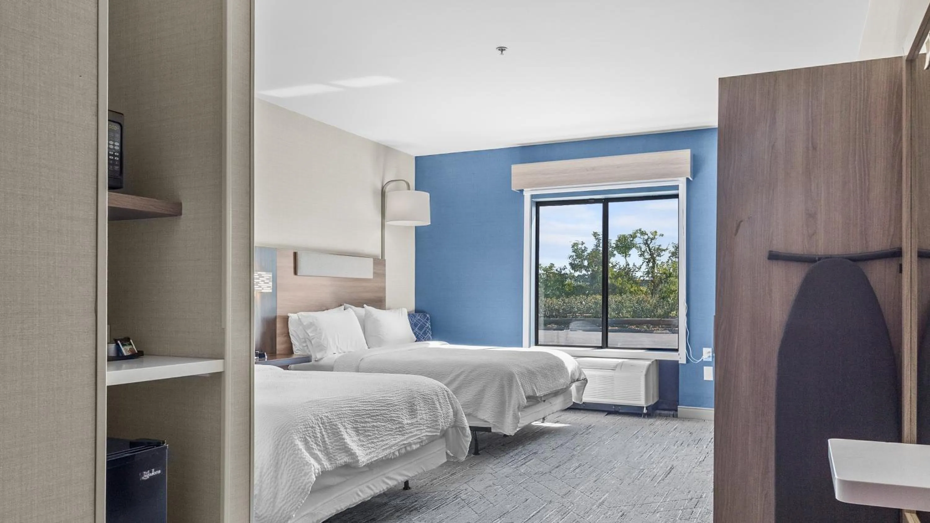 Photo of the whole room, Bed in Holiday Inn Express Hotel & Suites Manchester - Airport by IHG