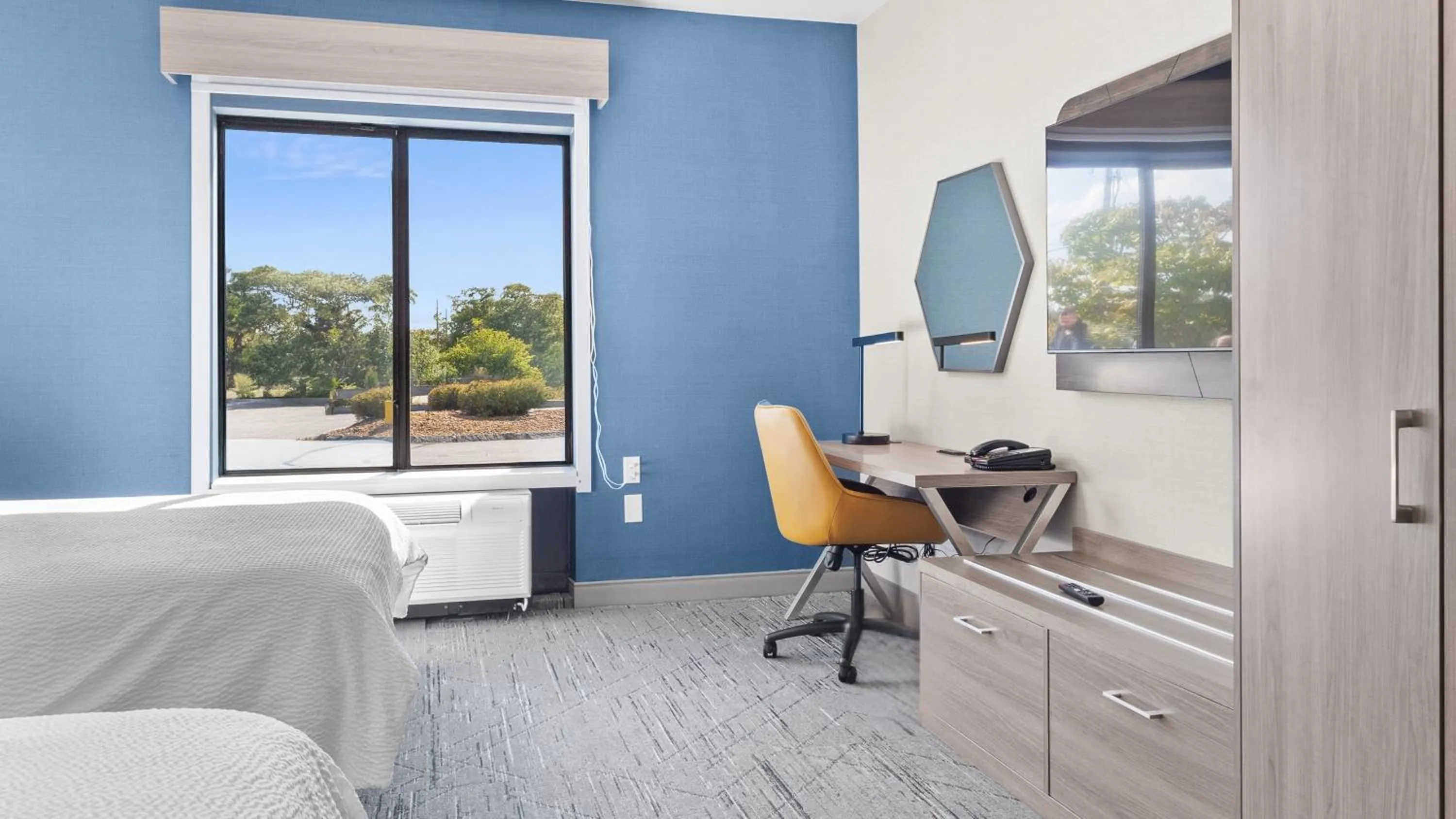 Photo of the whole room, Bed in Holiday Inn Express Hotel & Suites Manchester - Airport by IHG