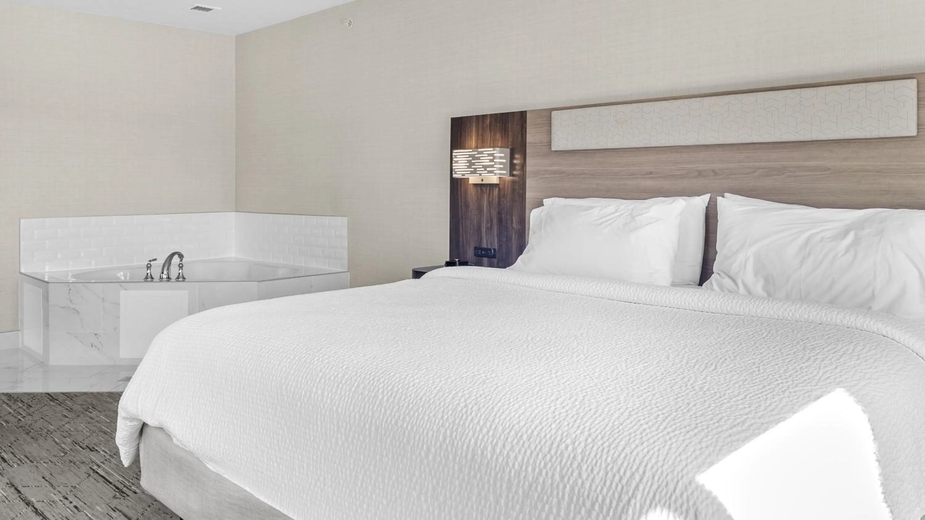 Photo of the whole room, Bed in Holiday Inn Express Hotel & Suites Manchester - Airport by IHG