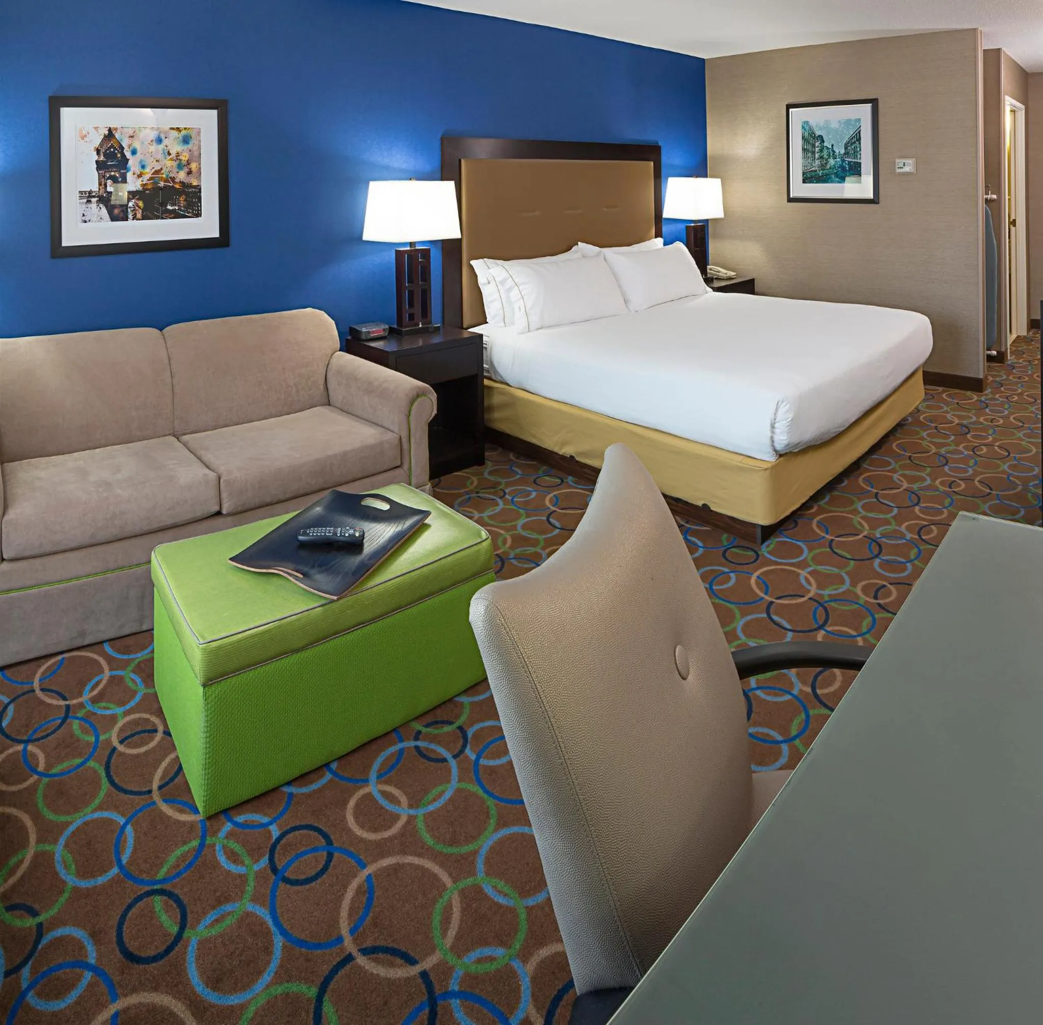 Photo of the whole room, Bed in Holiday Inn Express Hotel & Suites Manchester - Airport by IHG