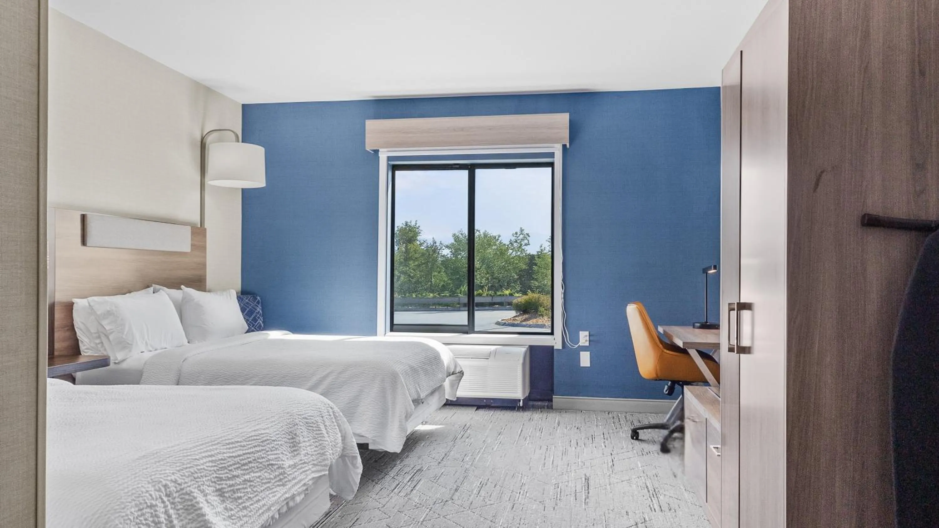 Photo of the whole room, Bed in Holiday Inn Express Hotel & Suites Manchester - Airport by IHG