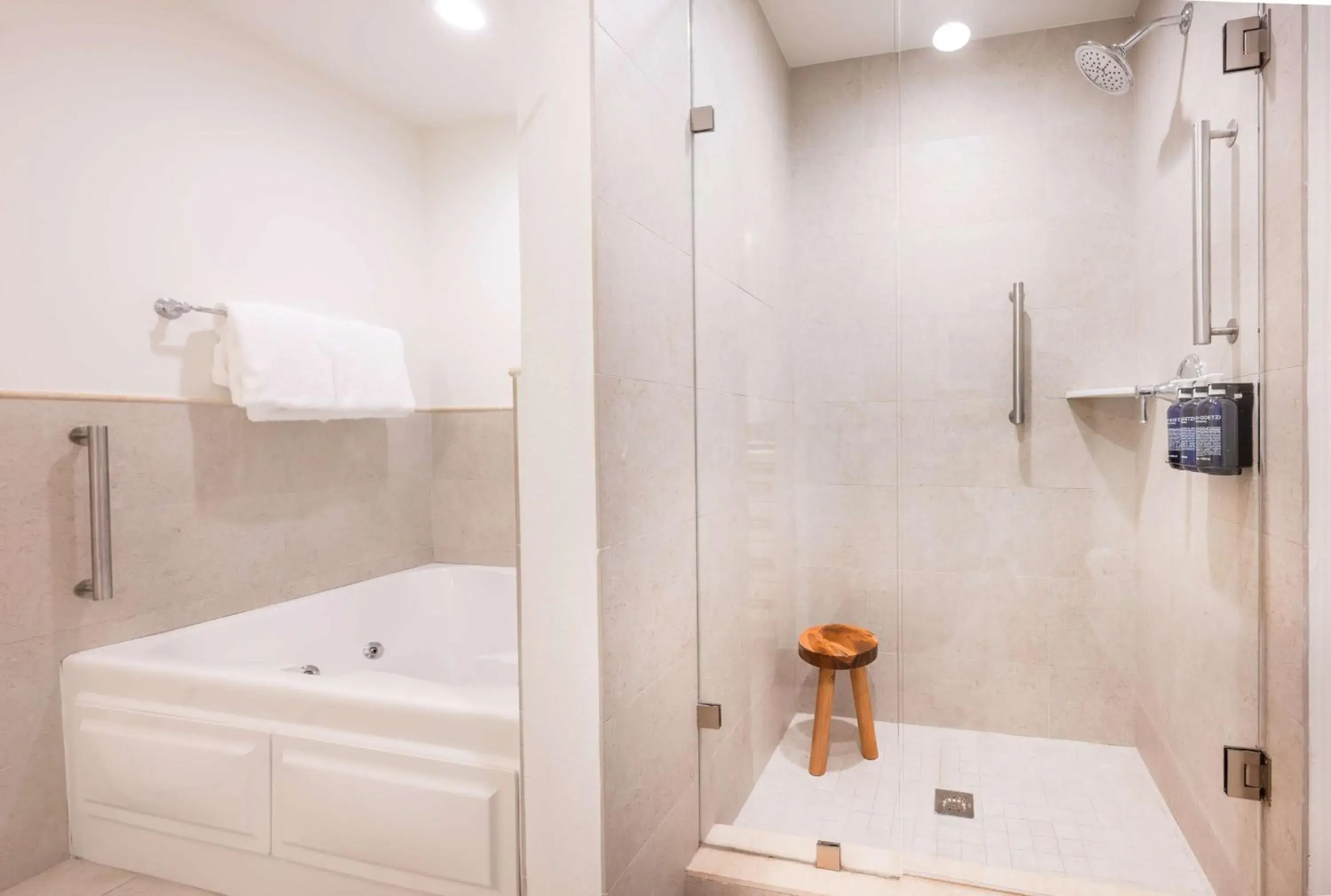 Bathroom in Islander Resort Bathroom in Islander Resort