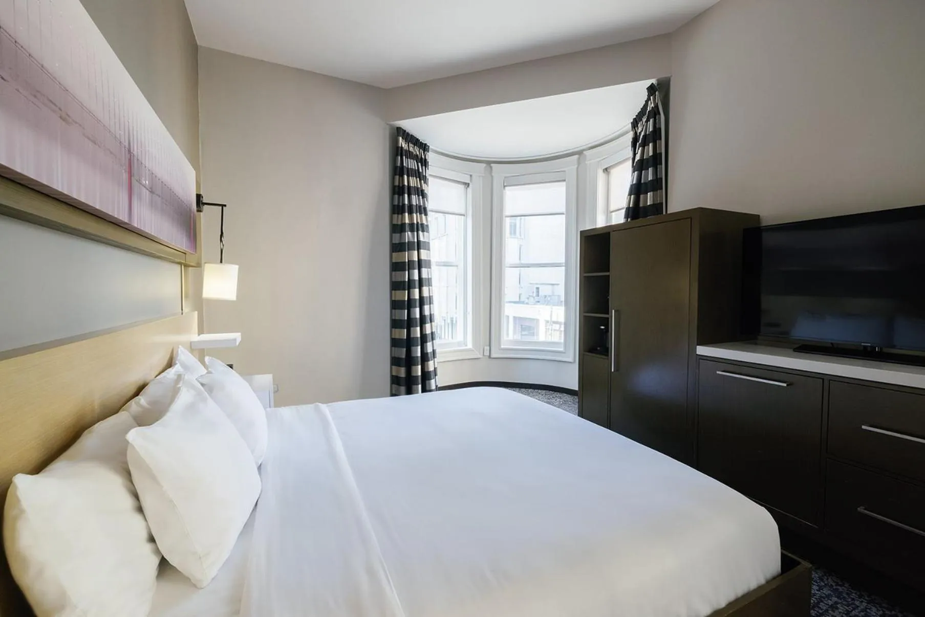 Photo of the whole room, Bed in voco Hotel Napoleon Memphis by IHG