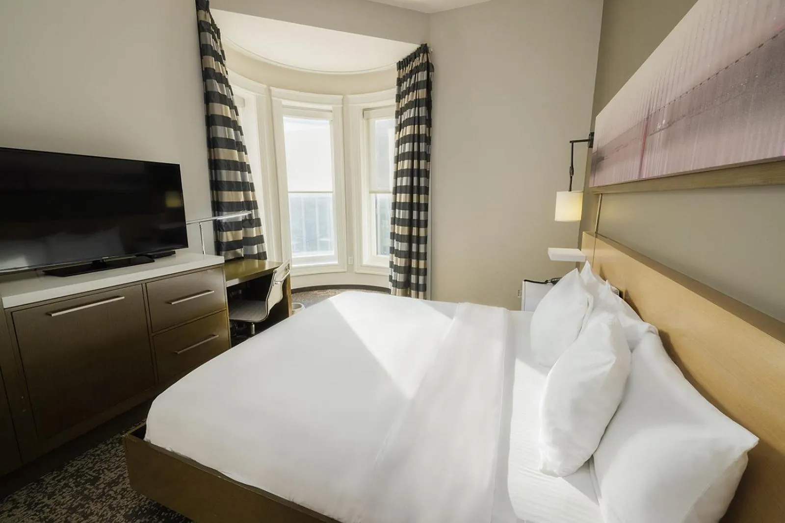 Photo of the whole room, Bed in voco Hotel Napoleon Memphis by IHG