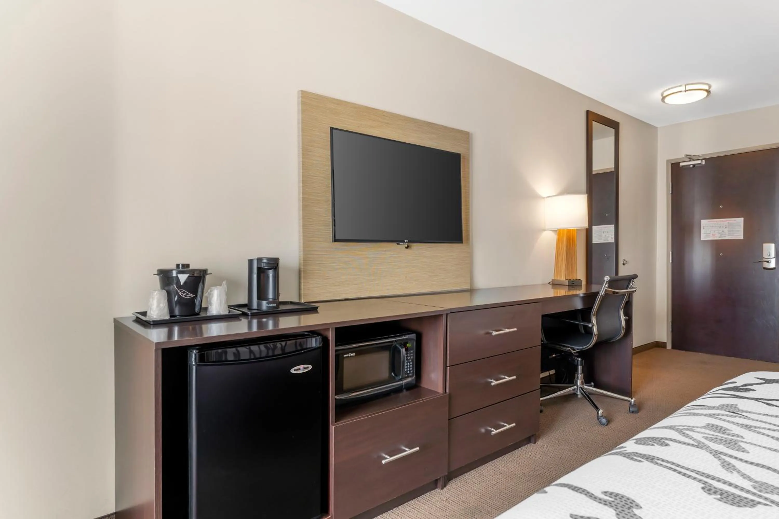 Bed in Sleep Inn & Suites Cumberland