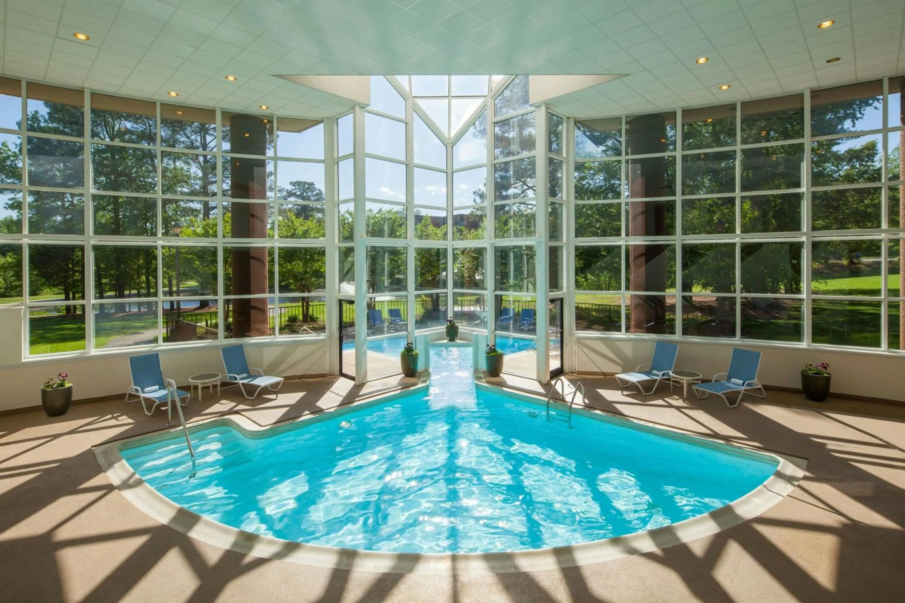Swimming pool in Four Points by Sheraton Richmond