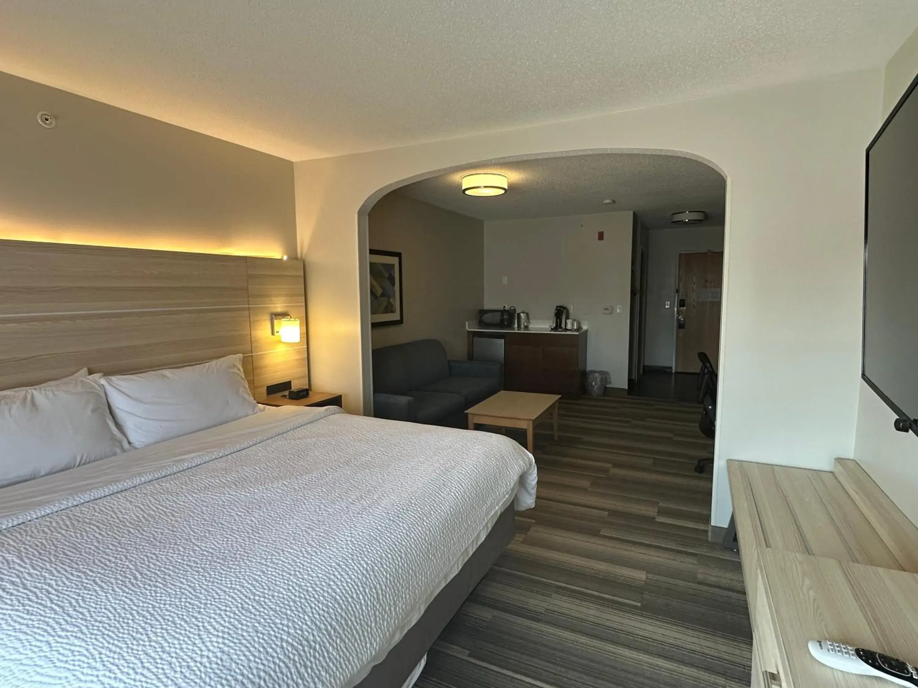 Seating area, Bed in Holiday Inn Express Hotel & Suites Chesterfield - Selfridge Area by IHG Seating area, Bed in Holiday Inn Express Hotel & Suites Chesterfield - Selfridge Area by IHG