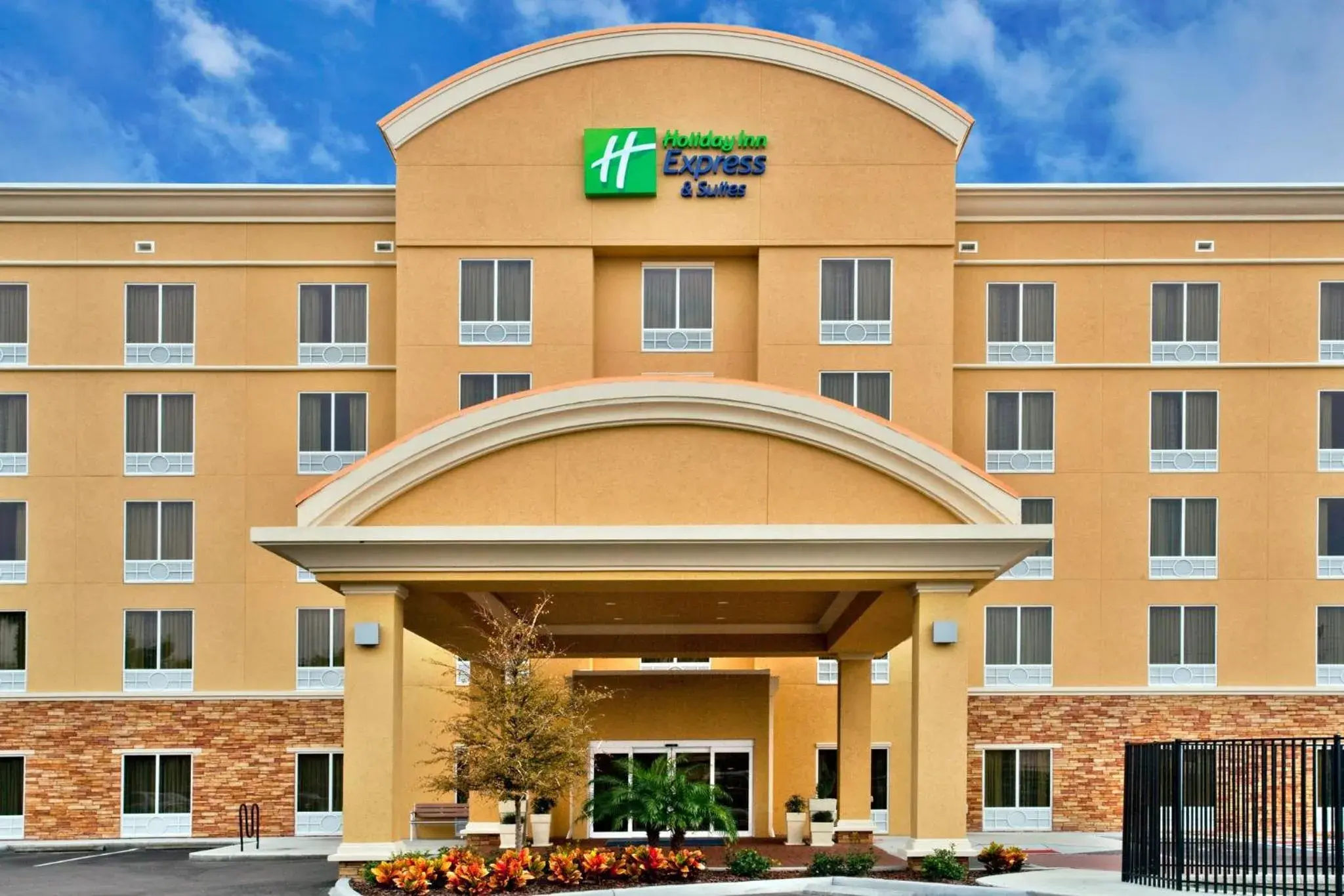 Property building in Holiday Inn Express Hotel & Suites Largo-Clearwater by IHG Property building in Holiday Inn Express Hotel & Suites Largo-Clearwater by IHG
