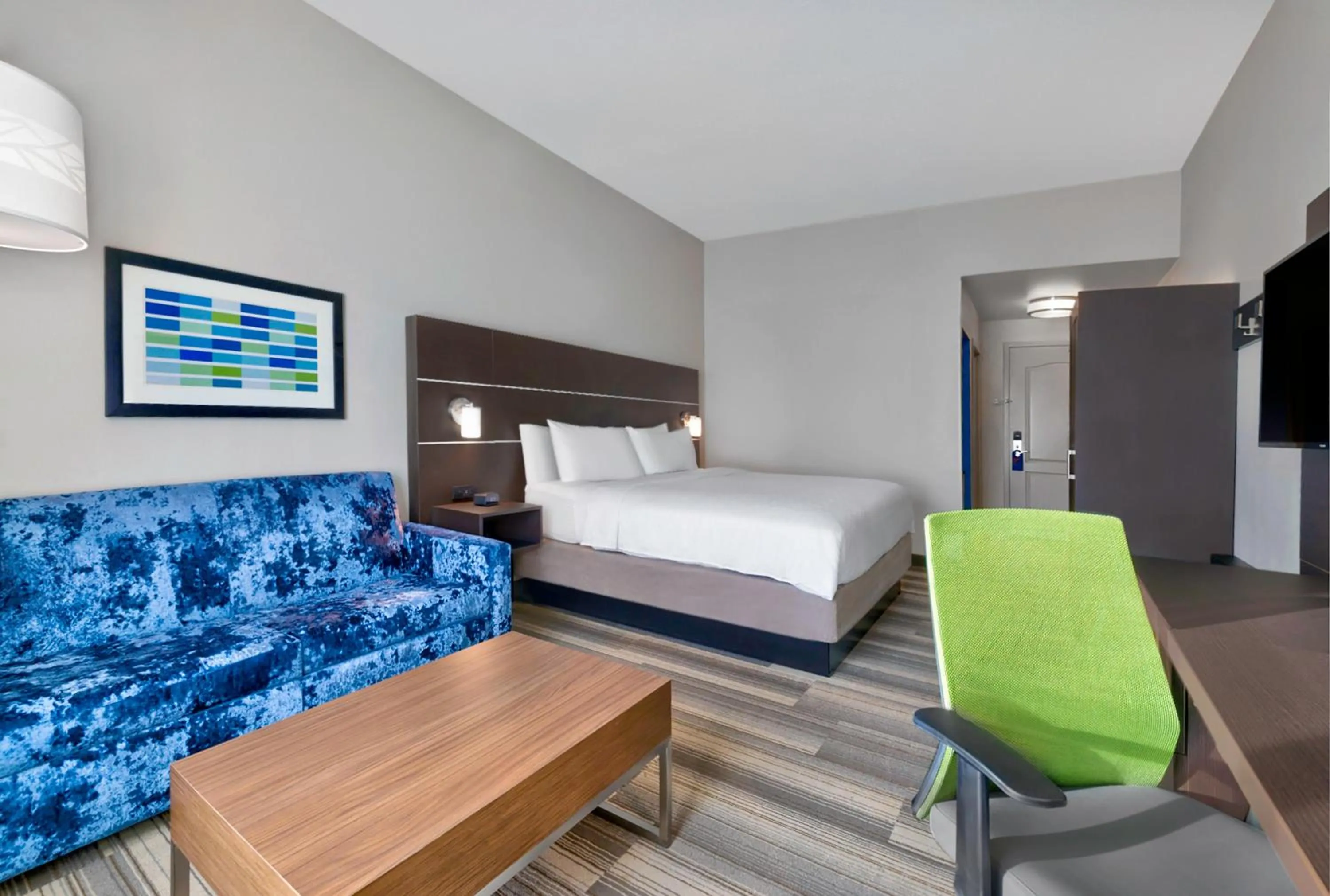Photo of the whole room, Bed in Holiday Inn Express Hotel & Suites Kansas City - Grandview by IHG