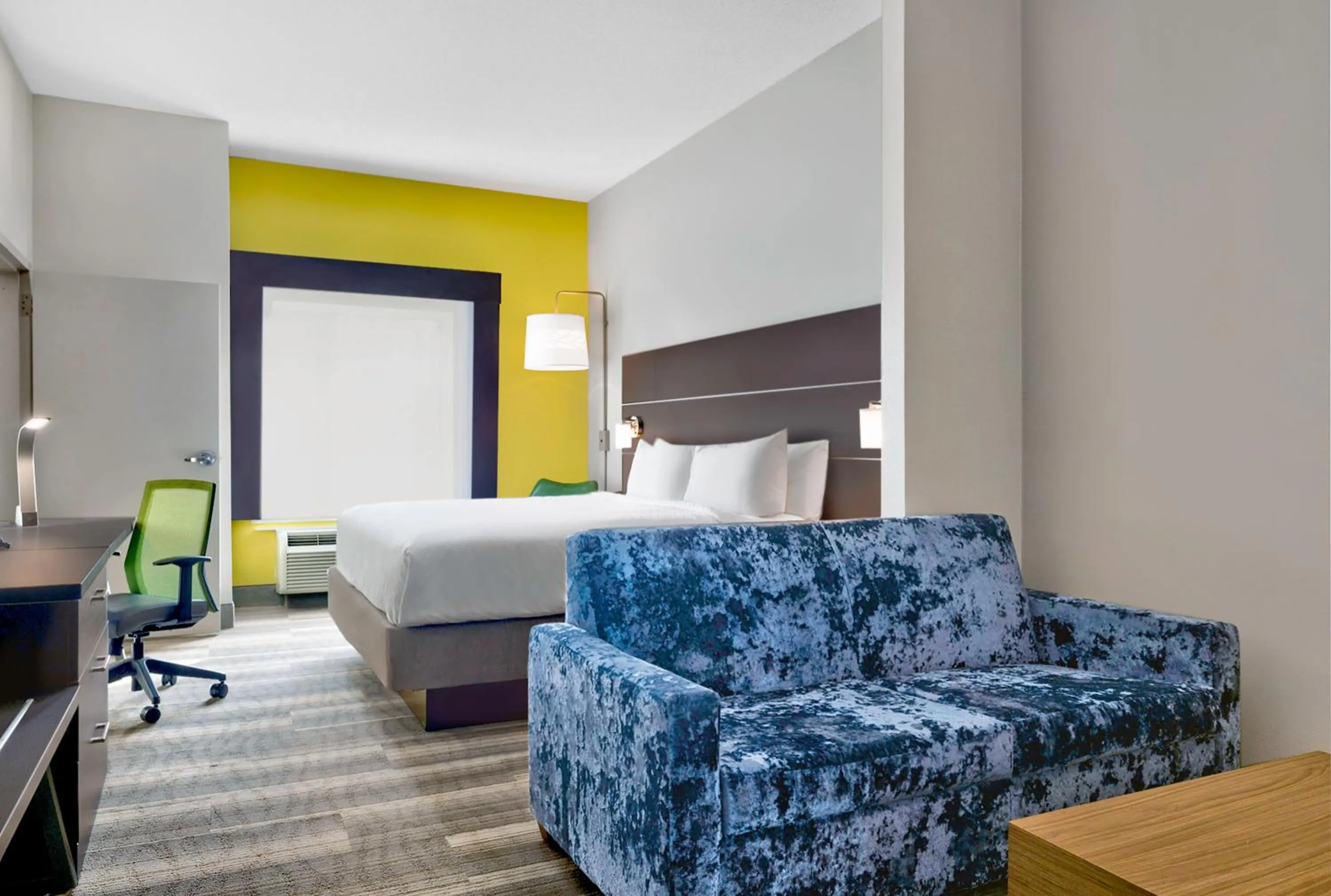 Photo of the whole room, Bed in Holiday Inn Express Hotel & Suites Kansas City - Grandview by IHG