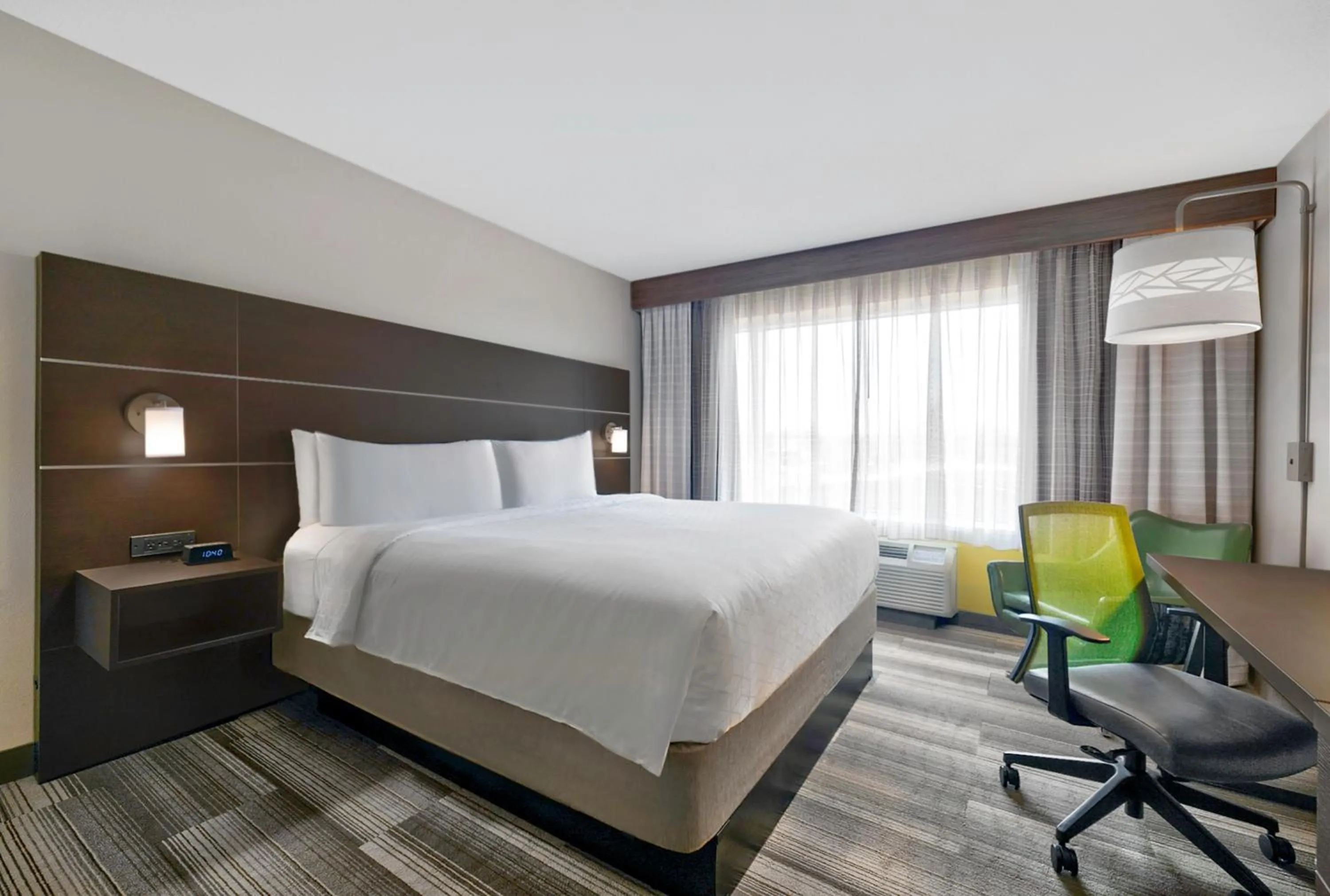 Photo of the whole room, Bed in Holiday Inn Express Hotel & Suites Kansas City - Grandview by IHG