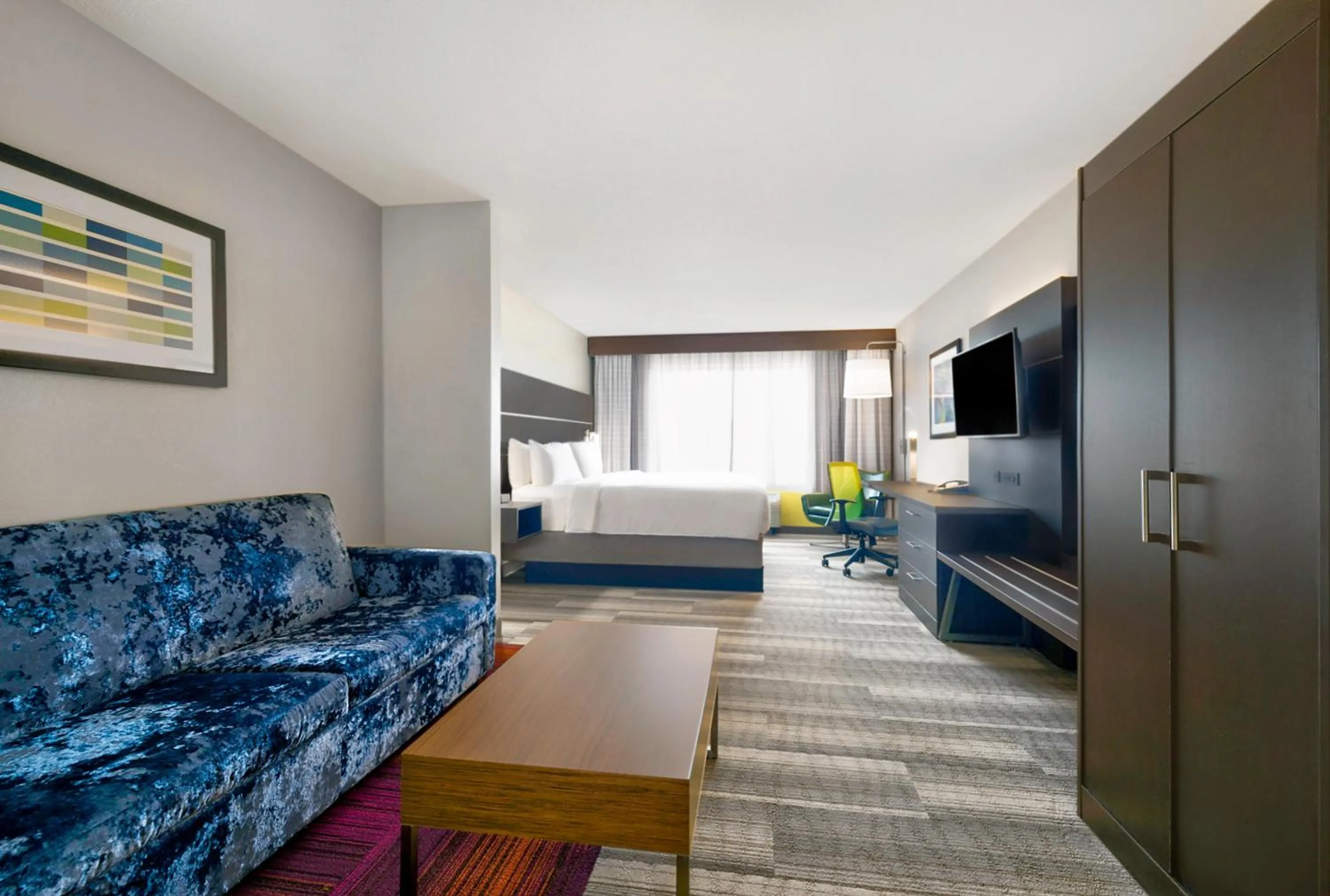 Photo of the whole room, Bed in Holiday Inn Express Hotel & Suites Kansas City - Grandview by IHG