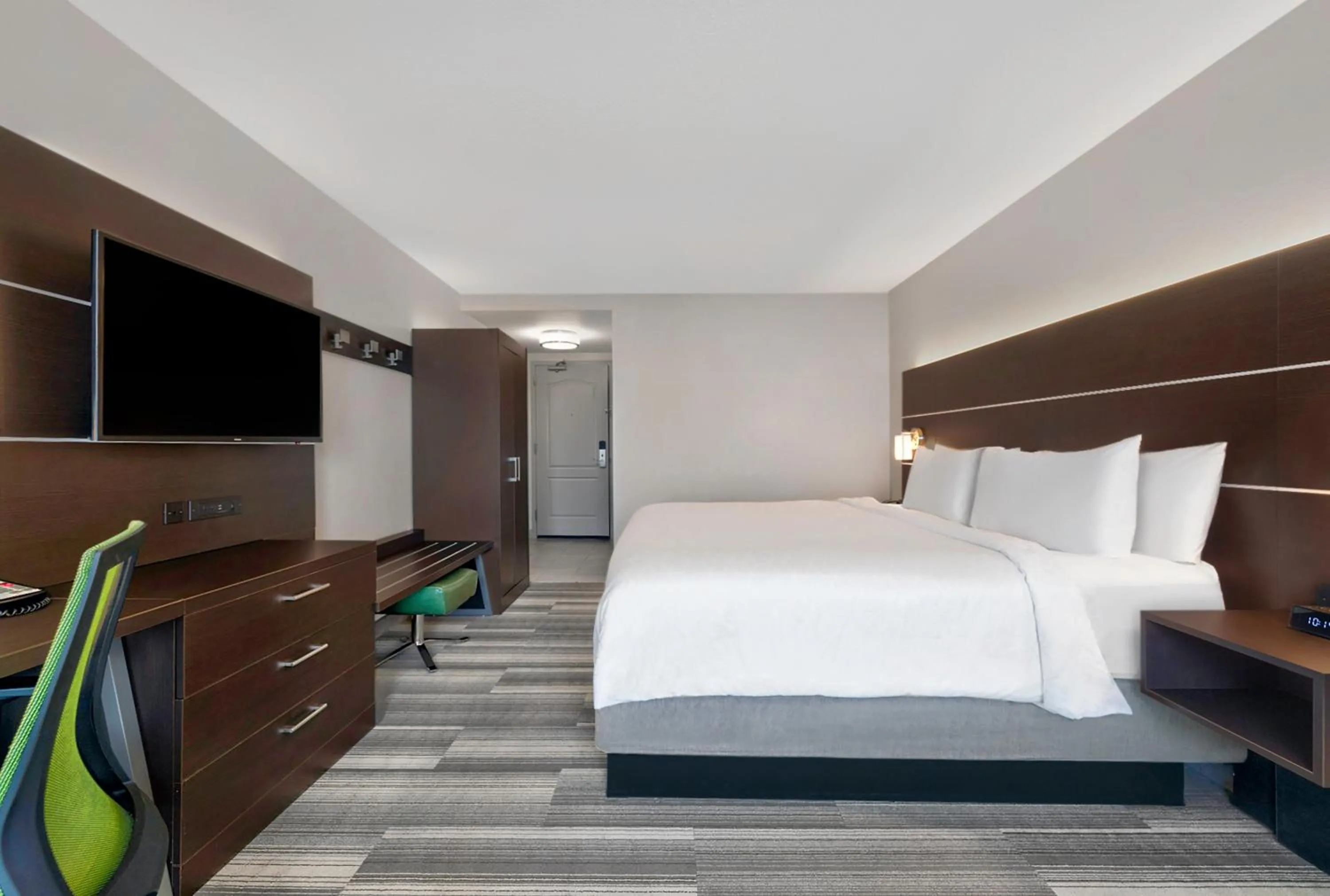 Photo of the whole room, Bed in Holiday Inn Express Hotel & Suites Kansas City - Grandview by IHG