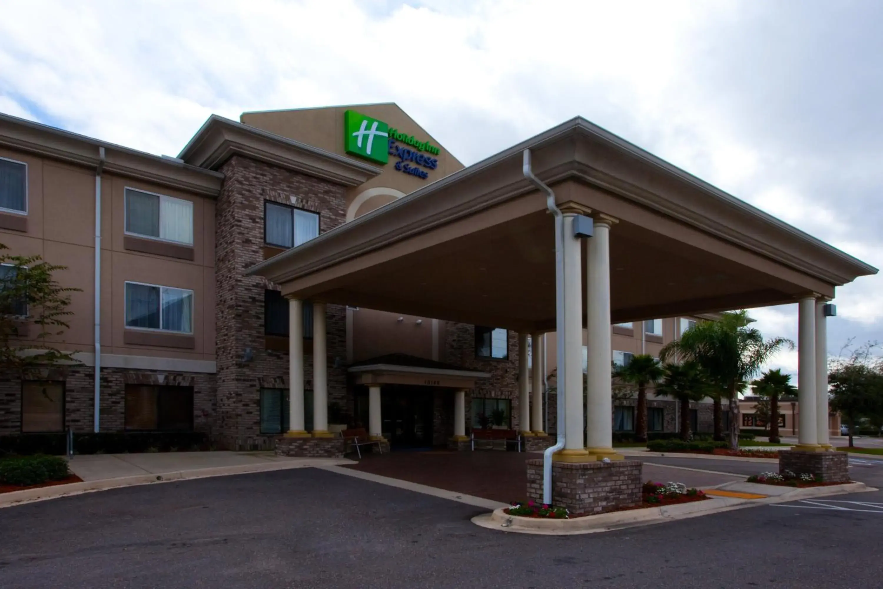 Property building in Holiday Inn Express Hotel & Suites Jacksonville-Blount Island by IHG Property building in Holiday Inn Express Hotel & Suites Jacksonville-Blount Island by IHG
