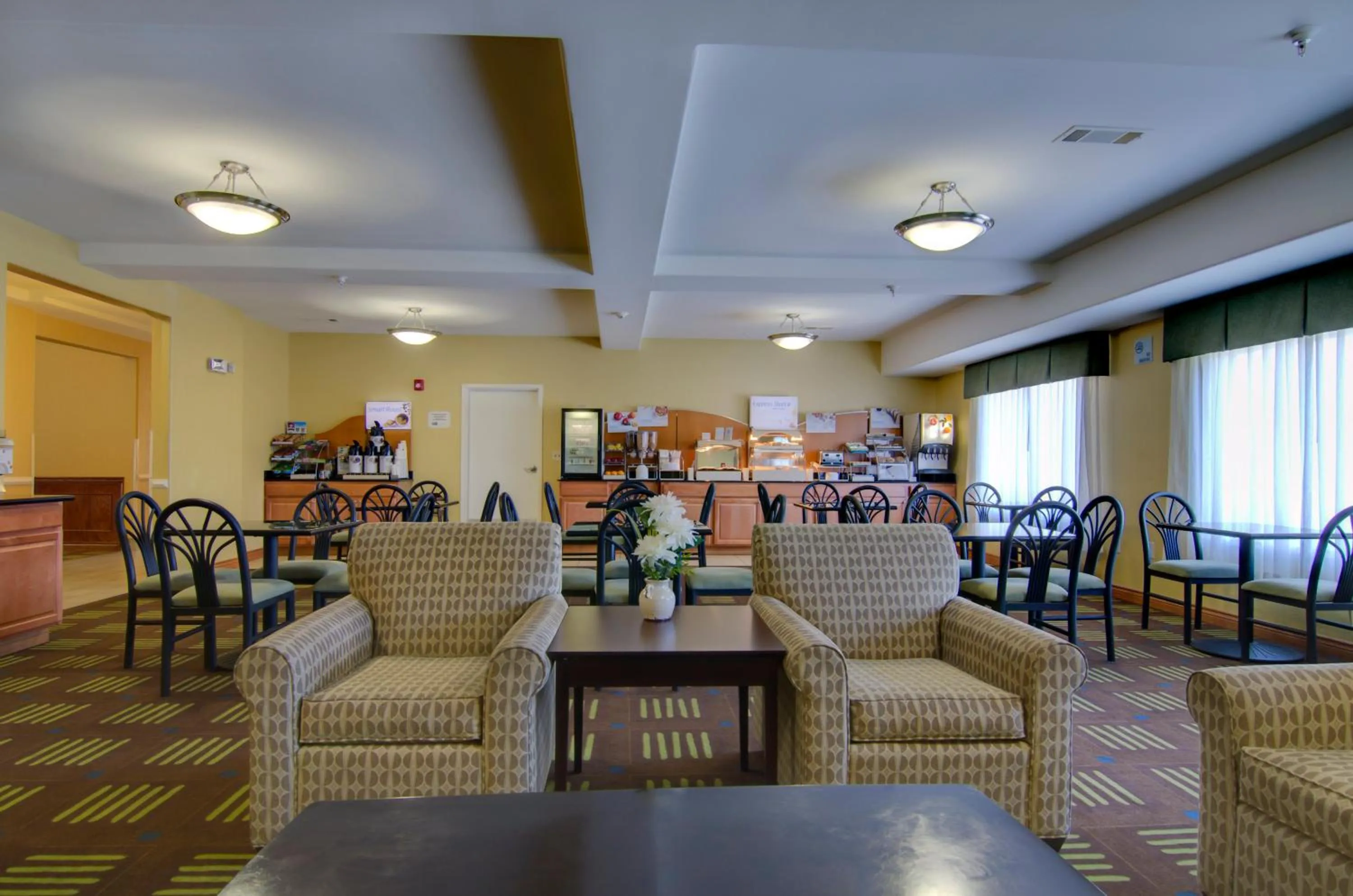 Breakfast in Holiday Inn Express Hotel & Suites Kansas City Sports Complex by IHG