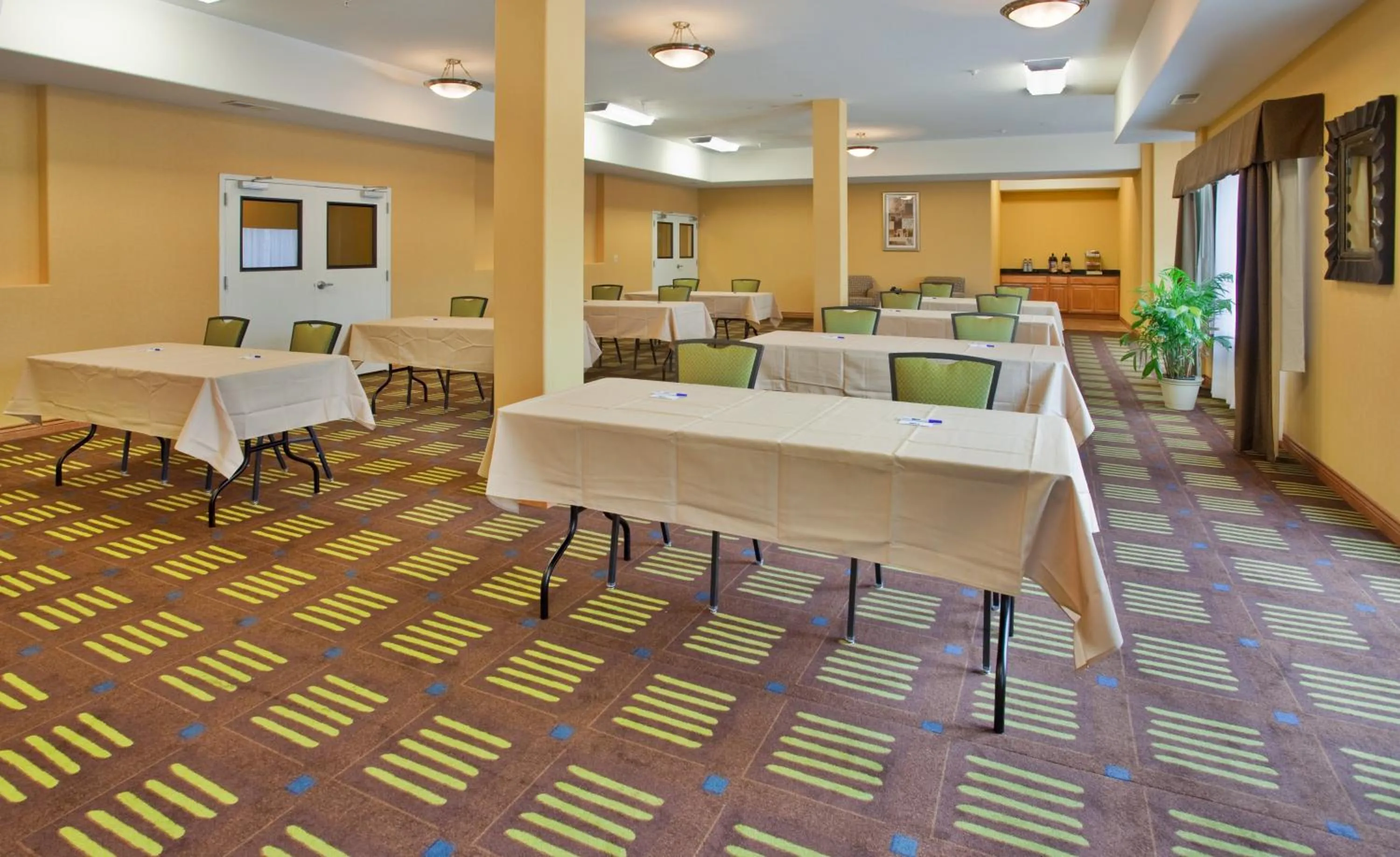 Meeting/conference room in Holiday Inn Express Hotel & Suites Kansas City Sports Complex by IHG