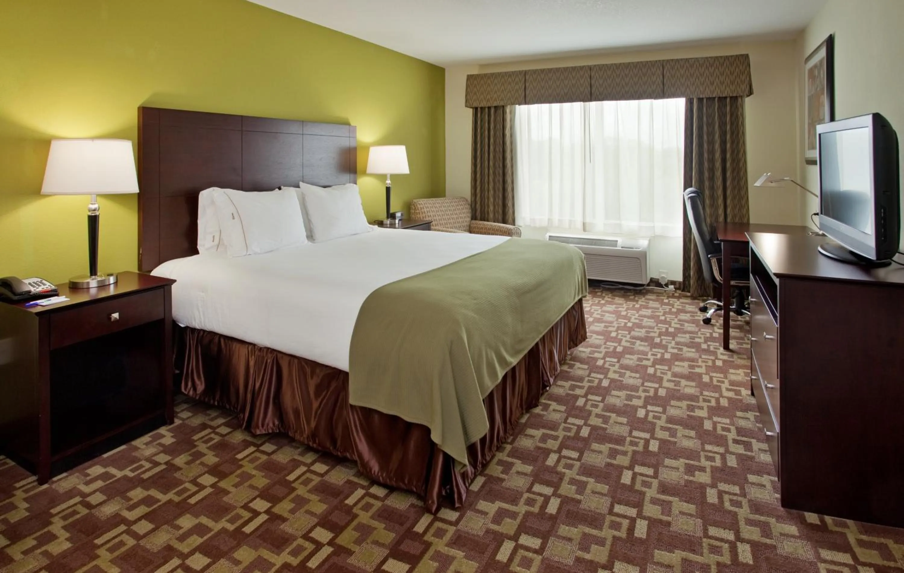 Photo of the whole room, Bed in Holiday Inn Express Hotel & Suites Kansas City Sports Complex by IHG