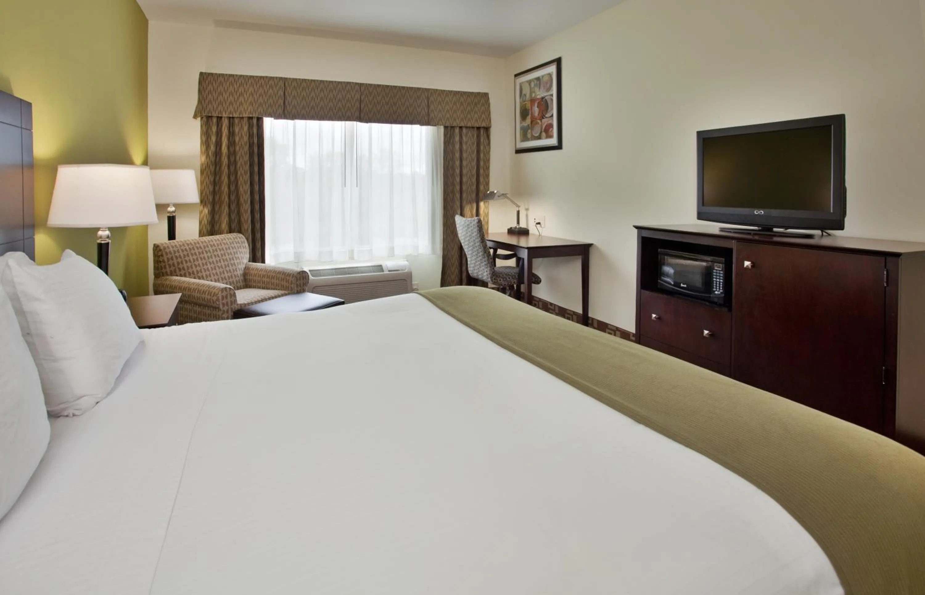 Photo of the whole room, Bed in Holiday Inn Express Hotel & Suites Kansas City Sports Complex by IHG