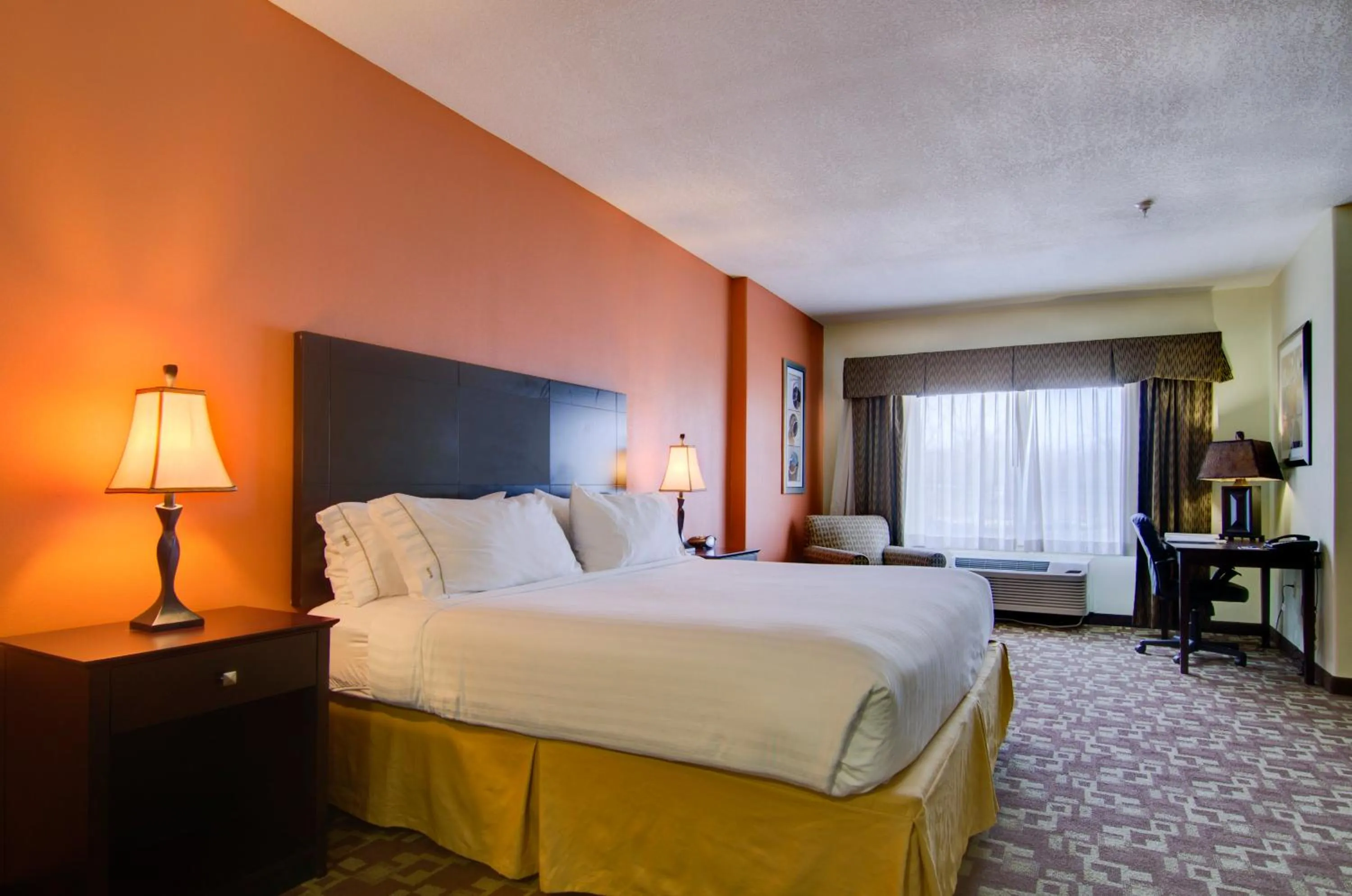 Photo of the whole room, Bed in Holiday Inn Express Hotel & Suites Kansas City Sports Complex by IHG
