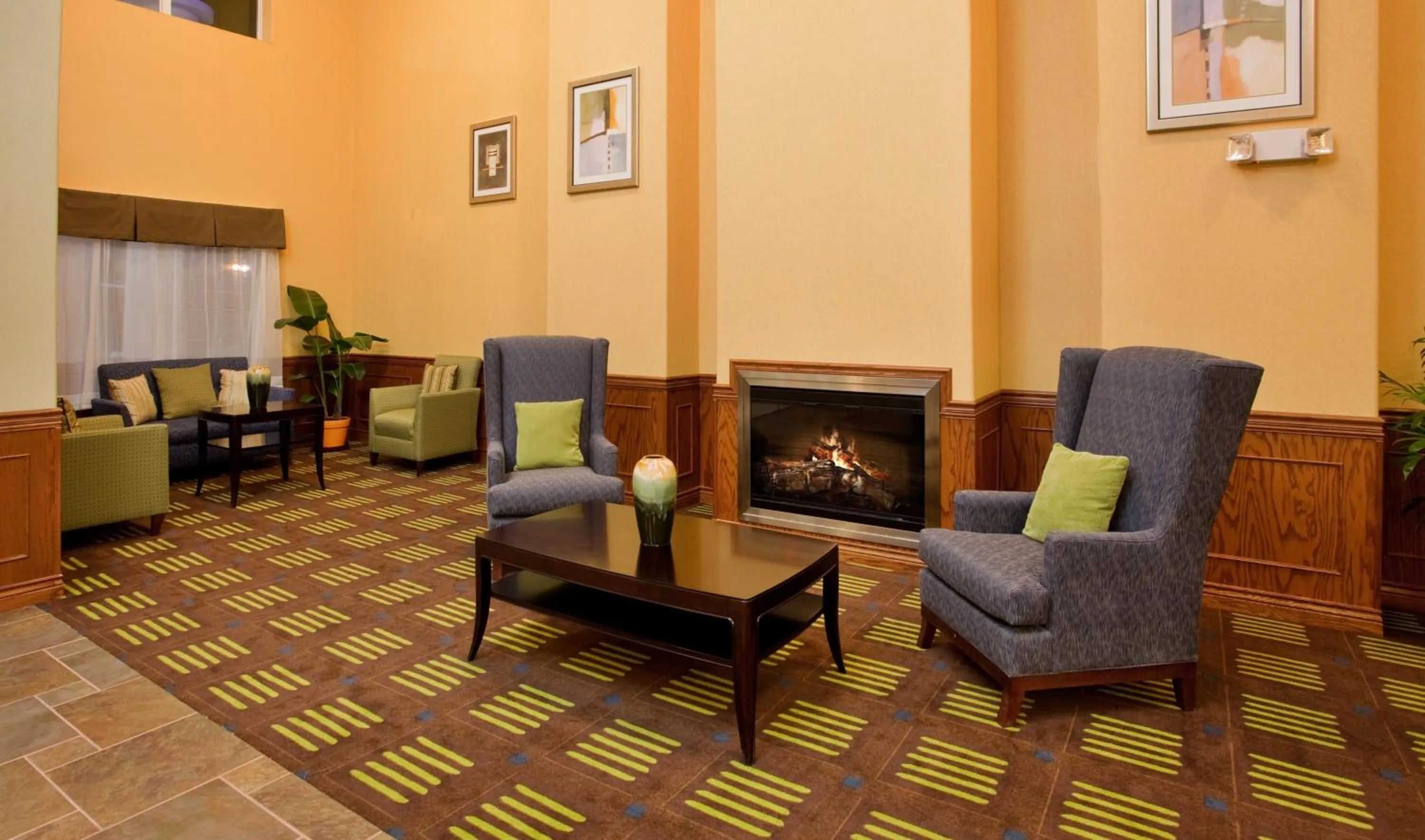 Lobby or reception in Holiday Inn Express Hotel & Suites Kansas City Sports Complex by IHG