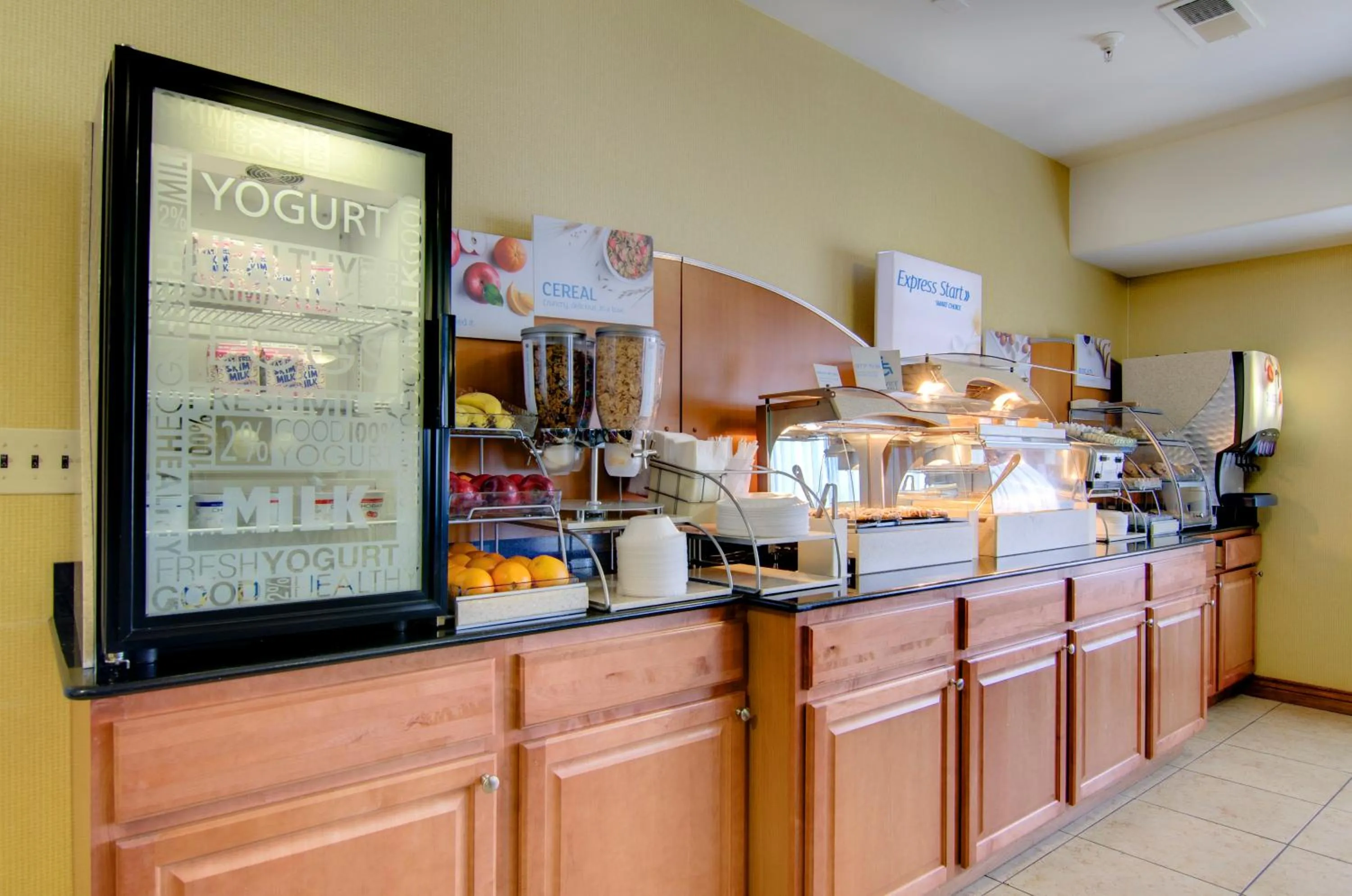 Breakfast in Holiday Inn Express Hotel & Suites Kansas City Sports Complex by IHG