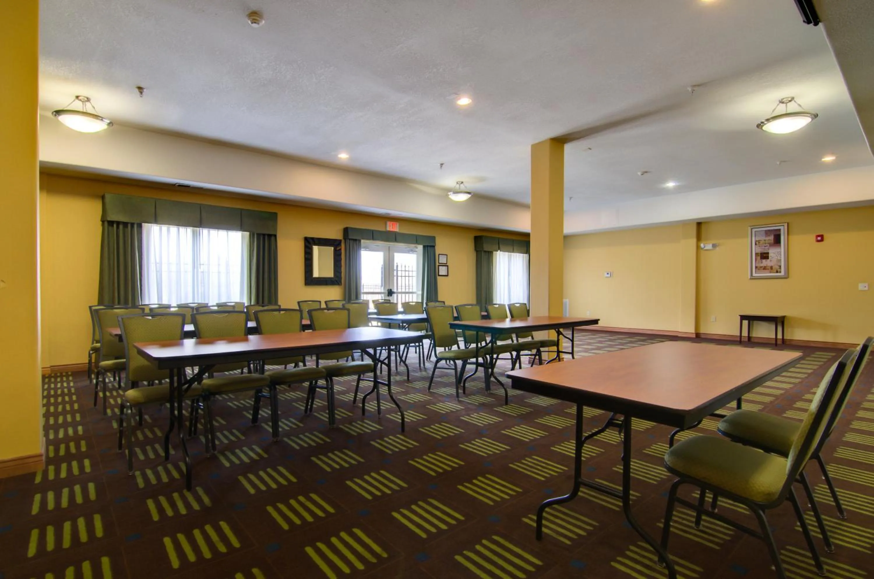 Meeting/conference room in Holiday Inn Express Hotel & Suites Kansas City Sports Complex by IHG