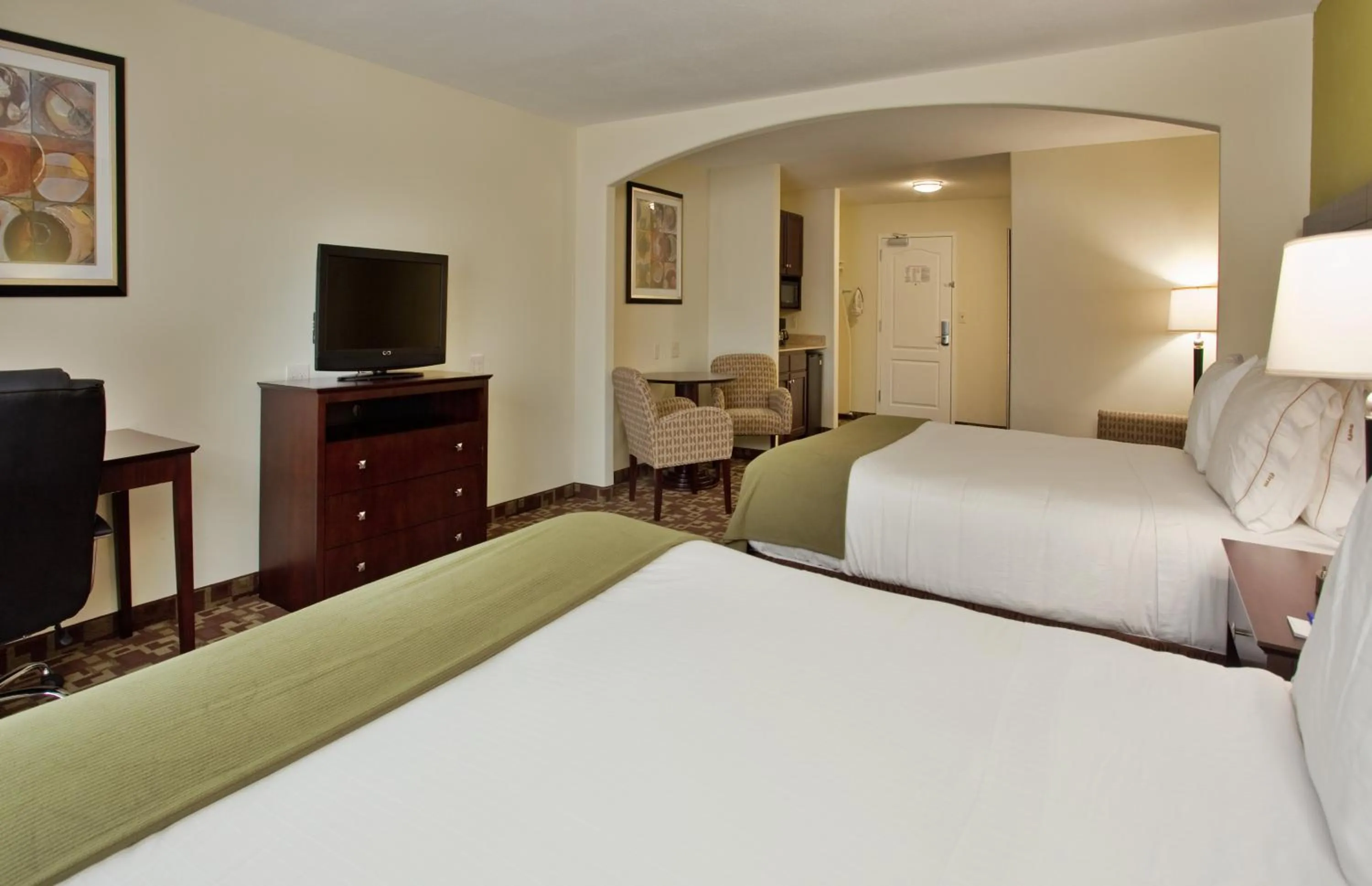 Photo of the whole room, Bed in Holiday Inn Express Hotel & Suites Kansas City Sports Complex by IHG