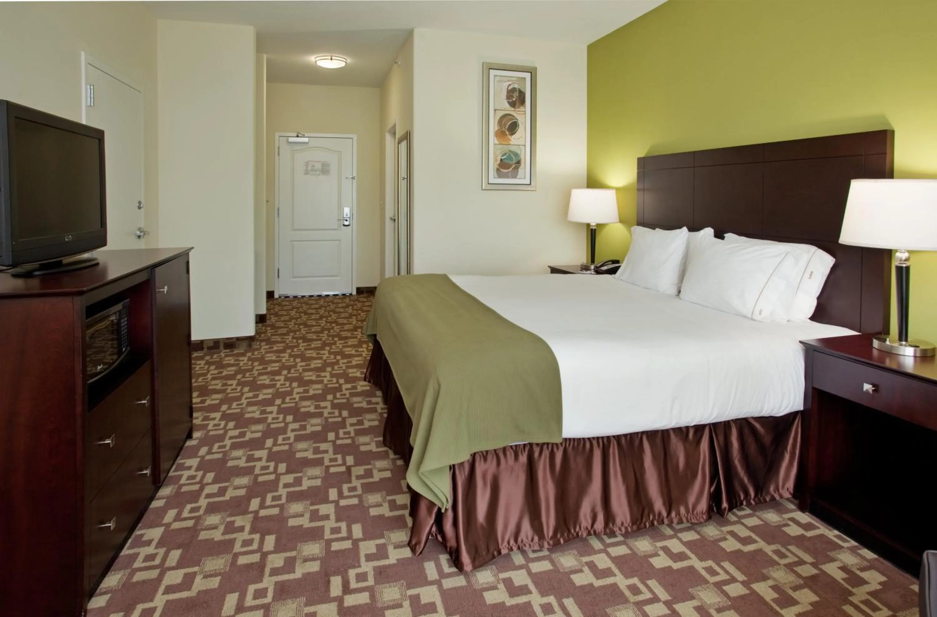 Photo of the whole room, Bed in Holiday Inn Express Hotel & Suites Kansas City Sports Complex by IHG