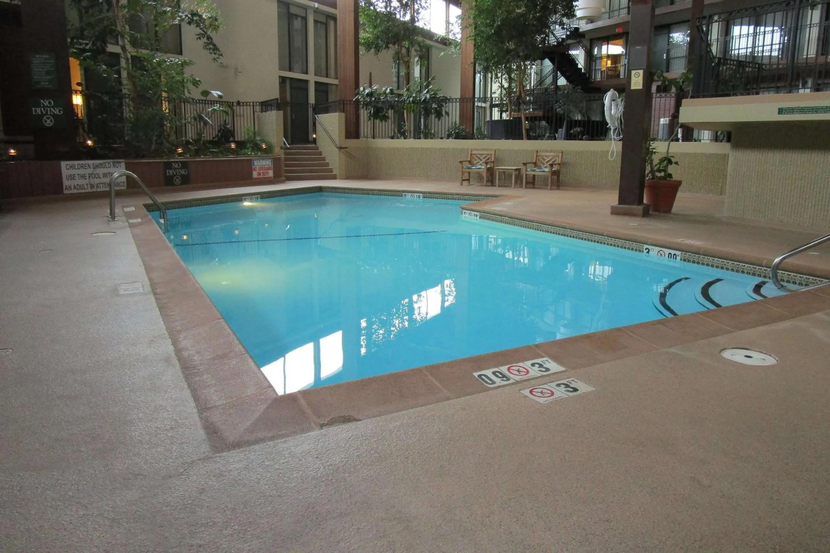 Swimming pool in Radisson Hotel Lenexa Overland Park