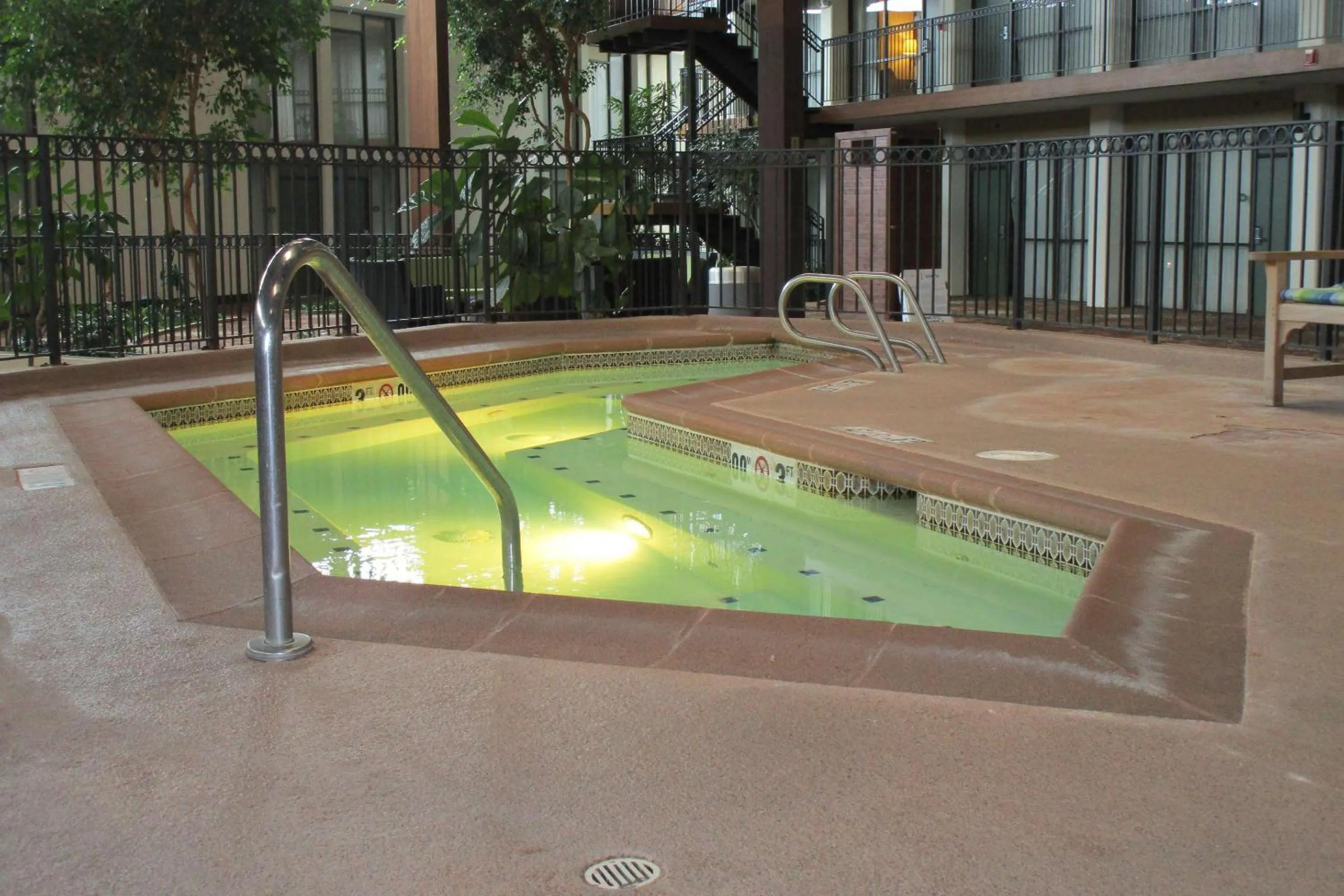 Swimming pool in Radisson Hotel Lenexa Overland Park