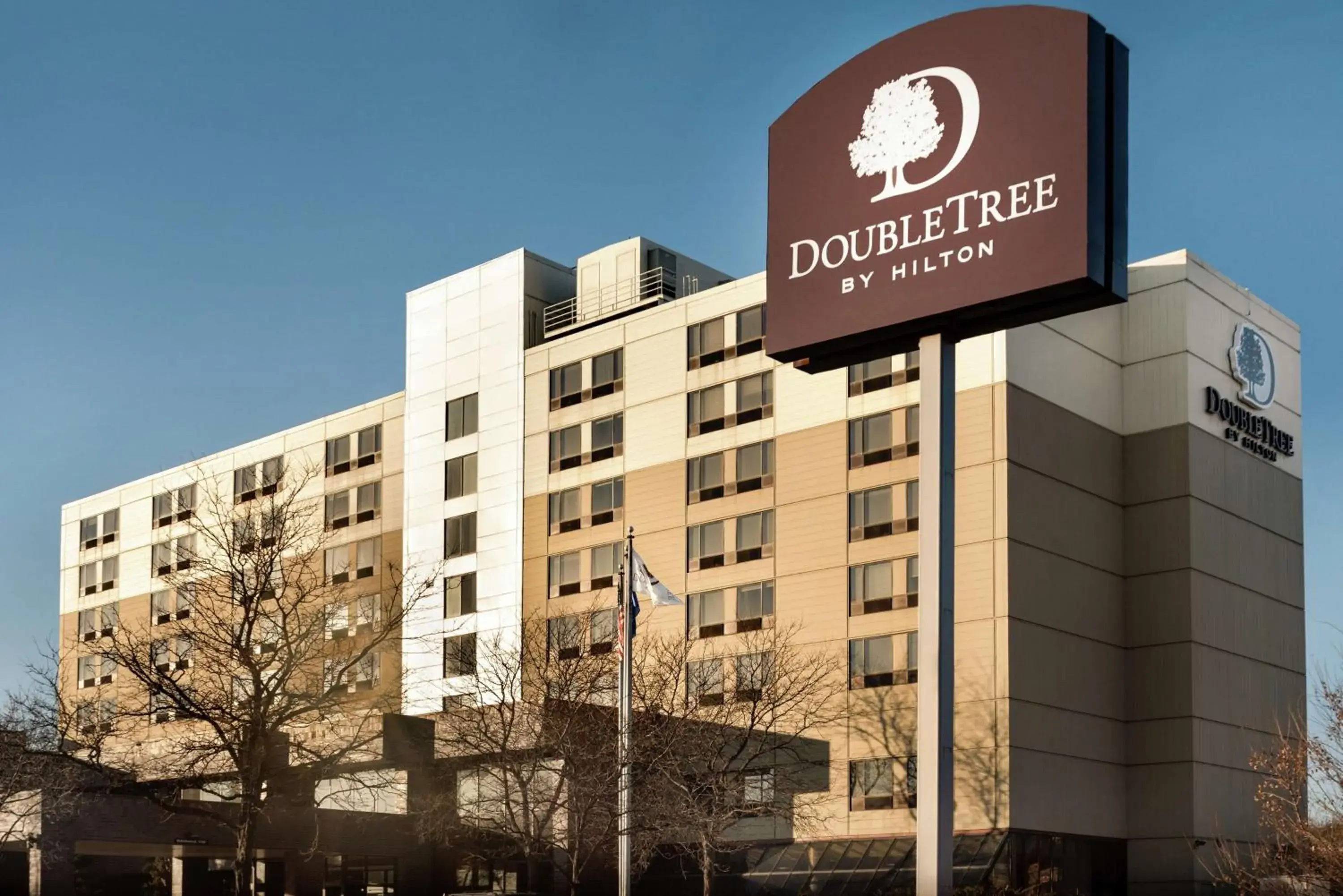Property building in DoubleTree by Hilton St. Paul, MN Property building in DoubleTree by Hilton St. Paul, MN