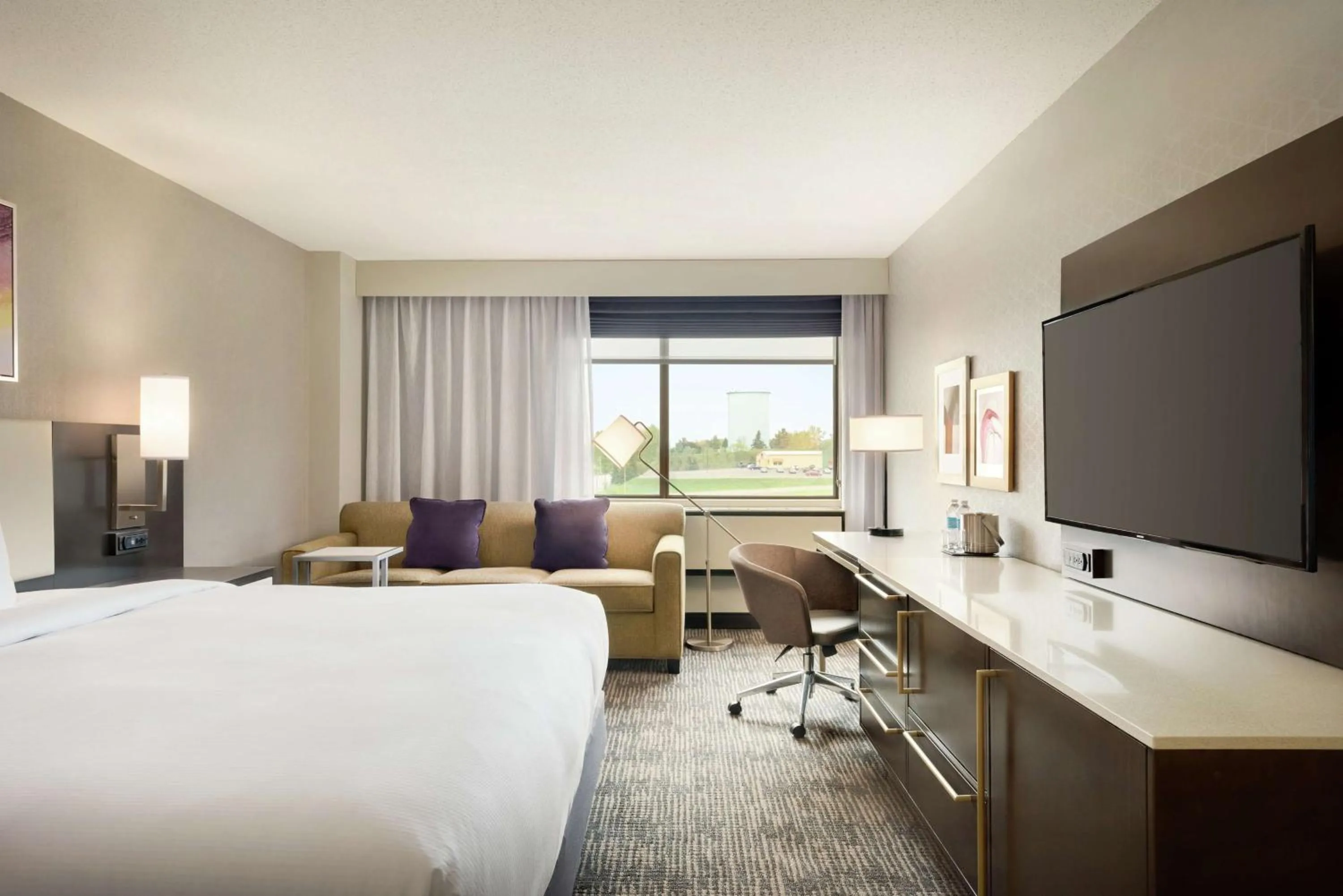 Bedroom, Bed in DoubleTree by Hilton St. Paul, MN