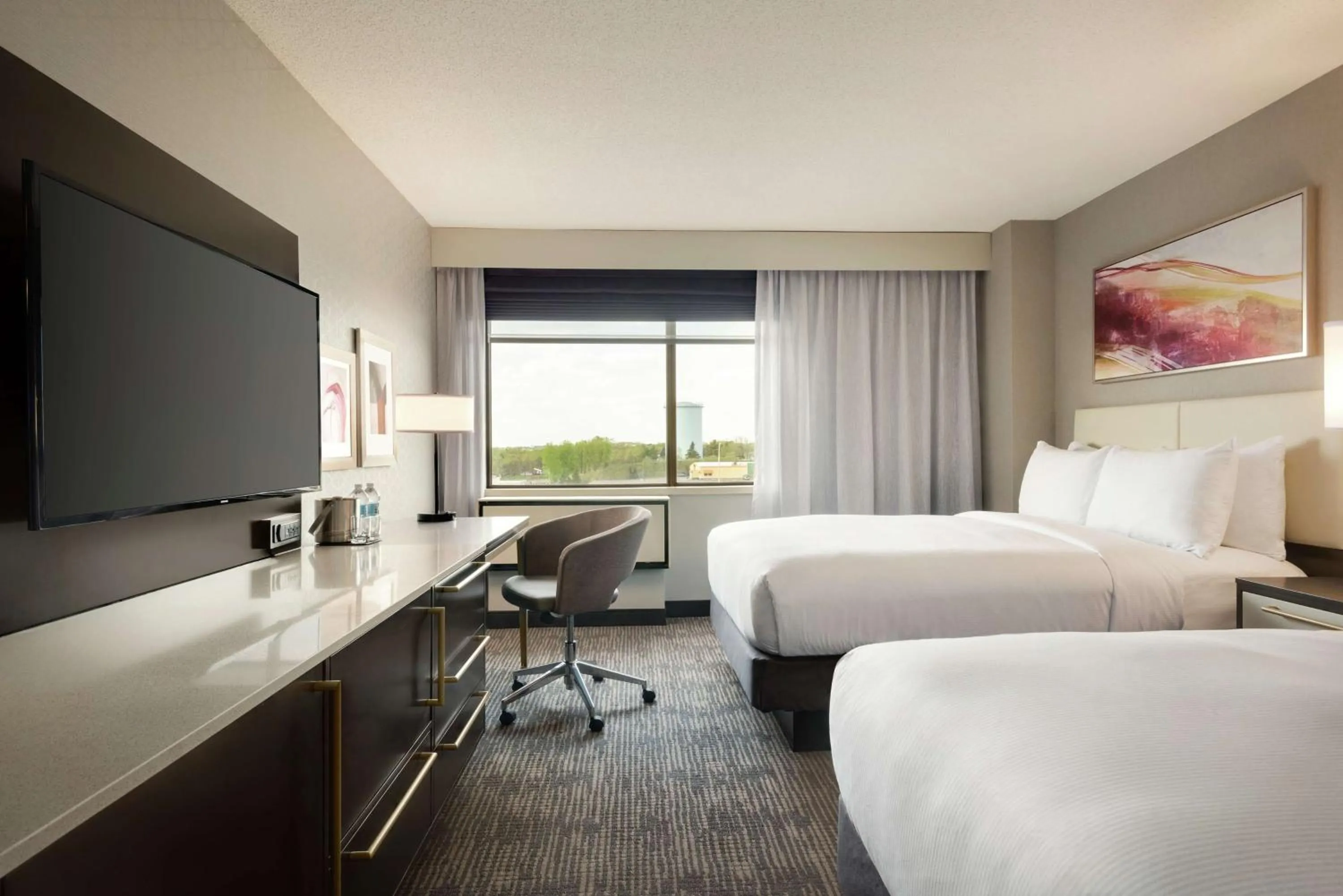 Bedroom, Bed in DoubleTree by Hilton St. Paul, MN