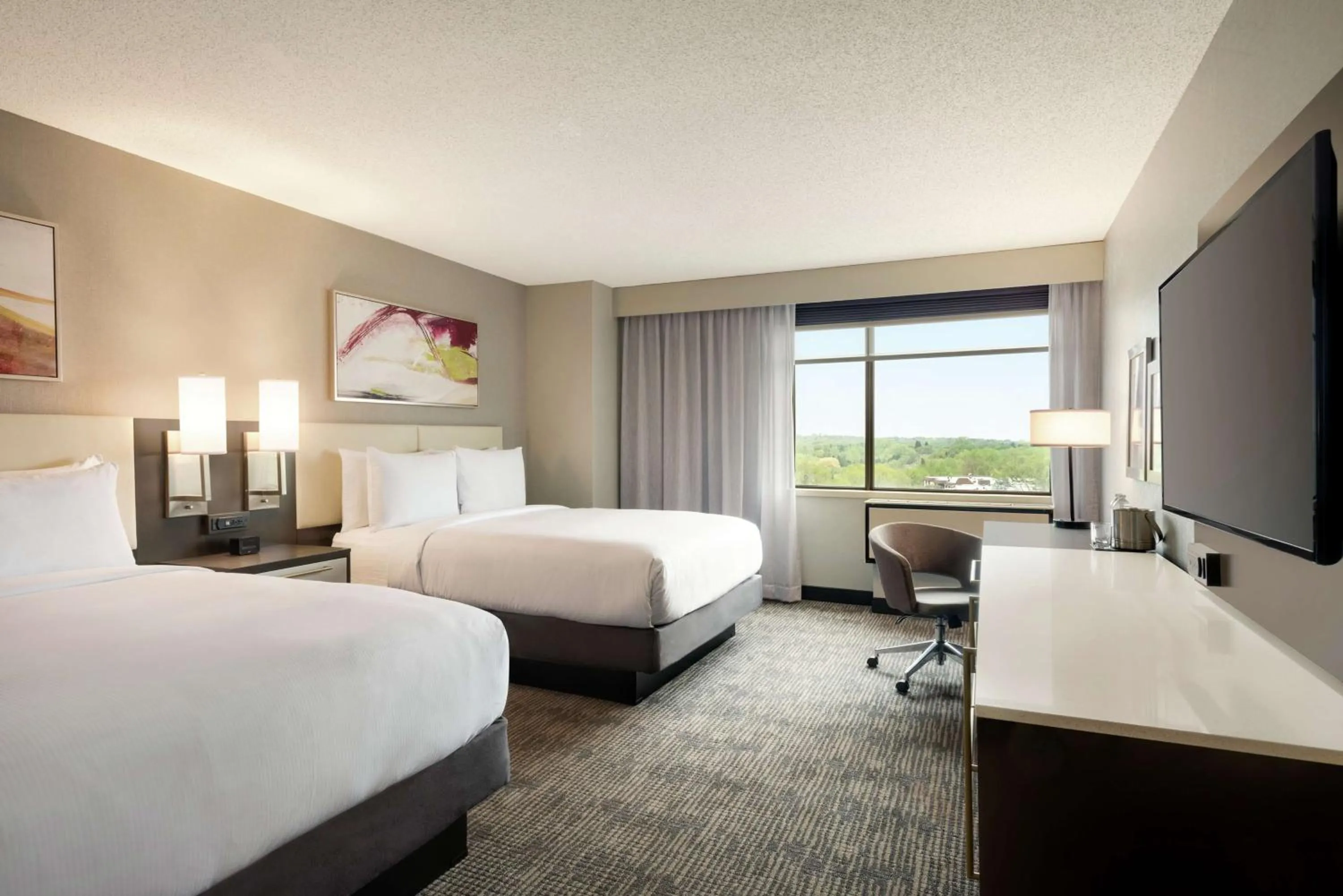 Bedroom, Bed in DoubleTree by Hilton St. Paul, MN