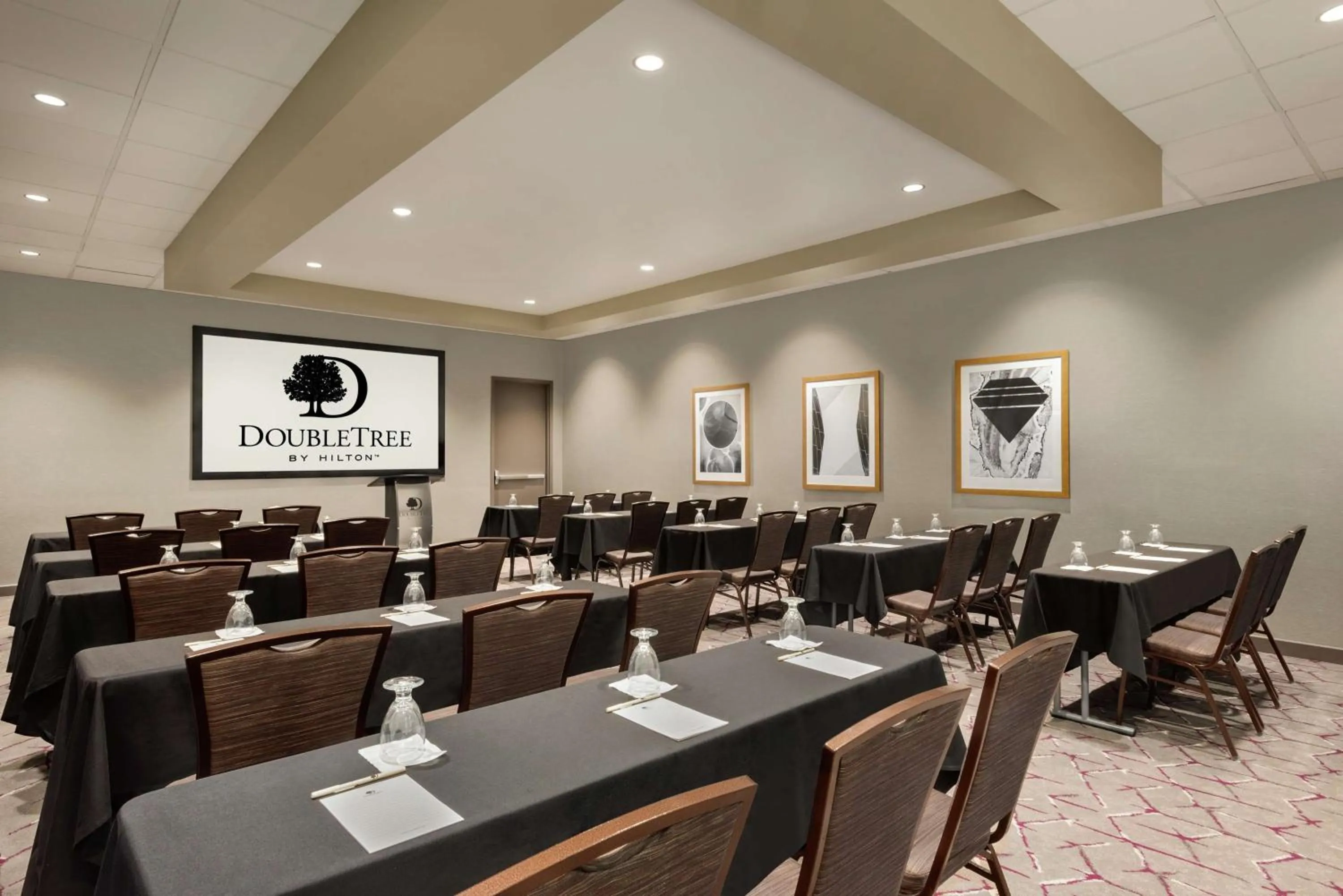 Meeting/conference room in DoubleTree by Hilton St. Paul, MN