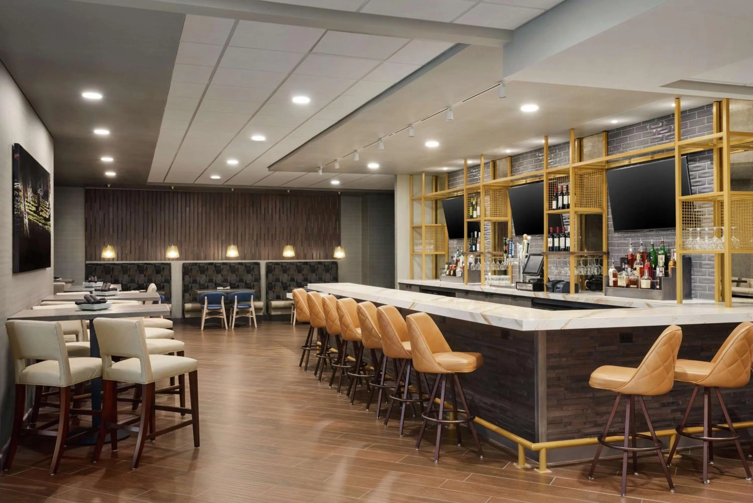 Lounge or bar in DoubleTree by Hilton St. Paul, MN