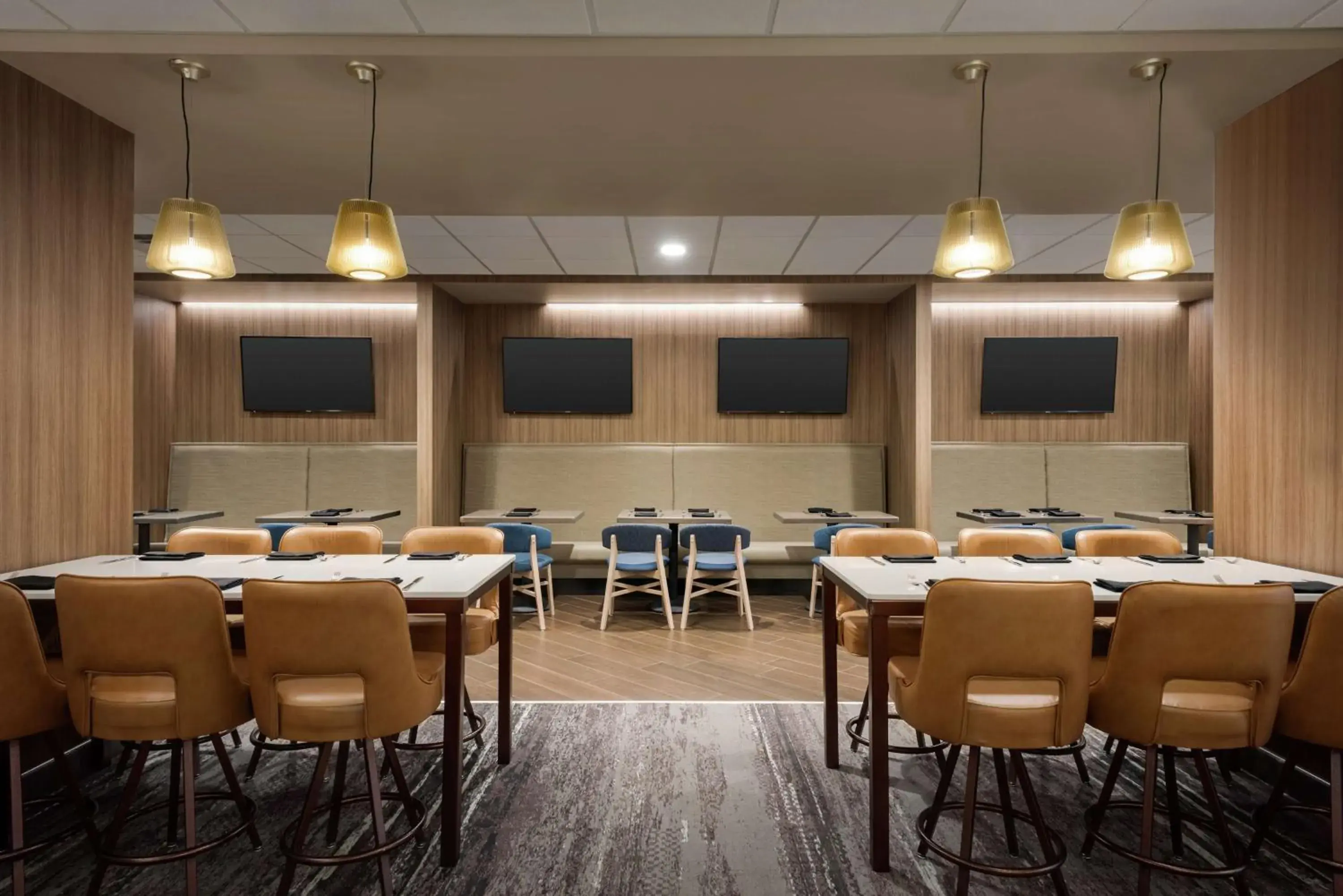Lounge or bar in DoubleTree by Hilton St. Paul, MN Lounge or bar in DoubleTree by Hilton St. Paul, MN