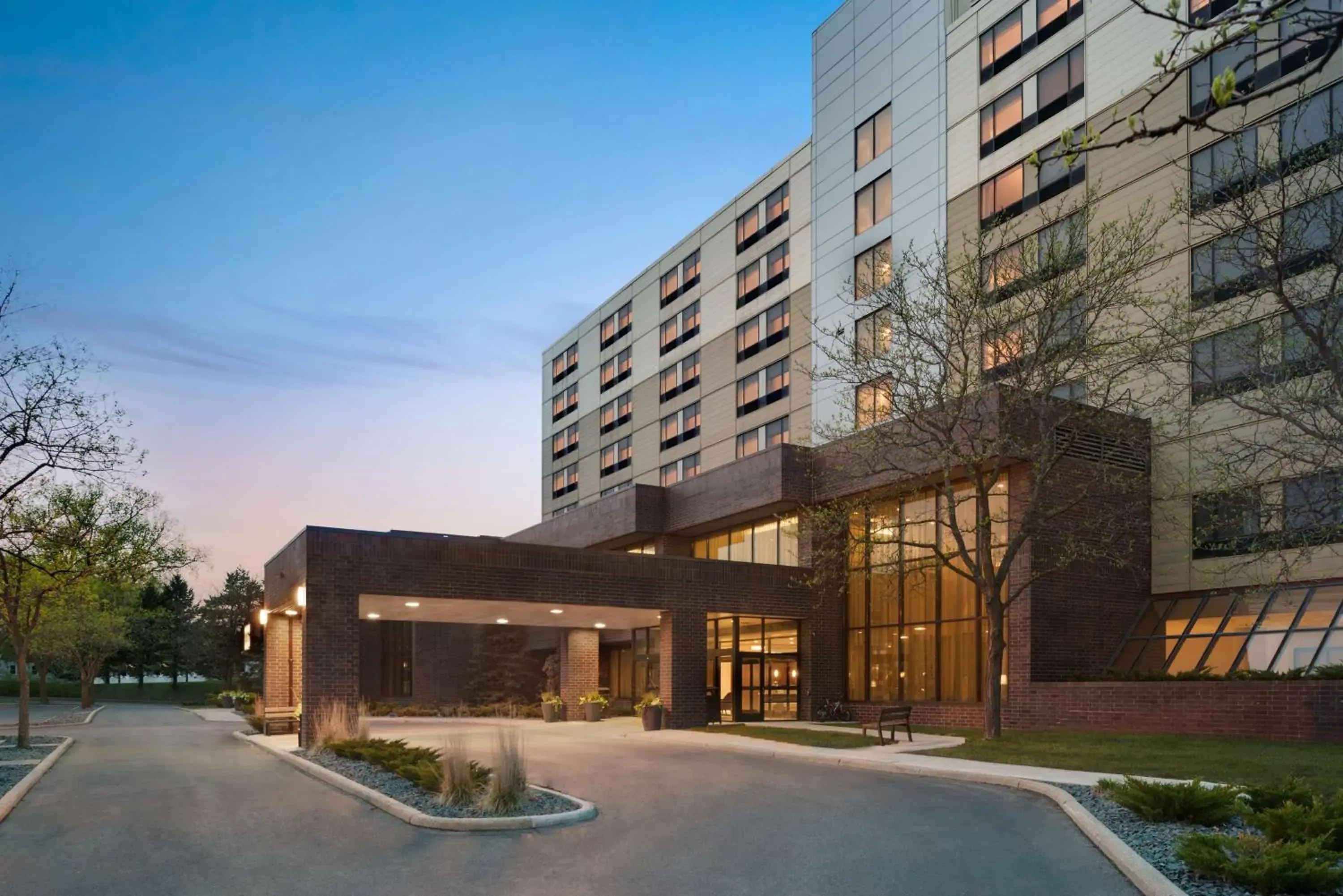 Property building in DoubleTree by Hilton St. Paul, MN Property building in DoubleTree by Hilton St. Paul, MN