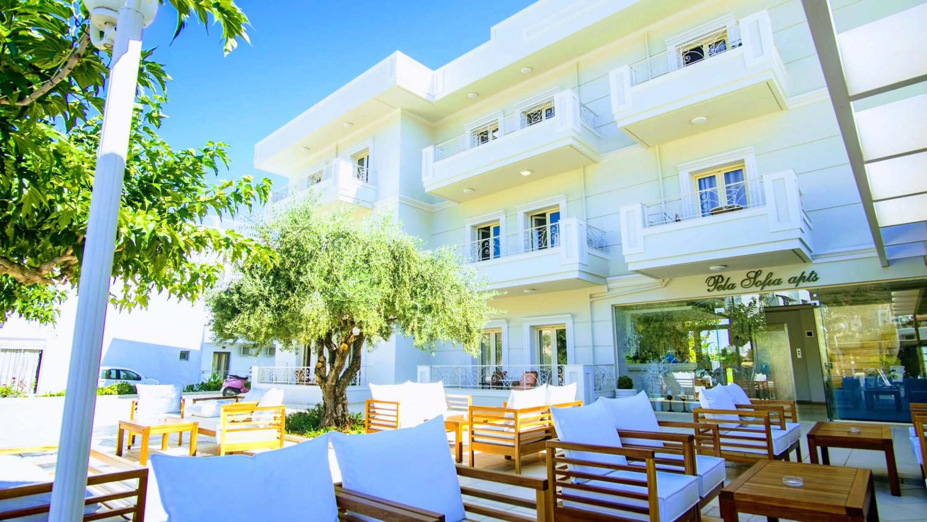 Facade/entrance in Pela Sofia