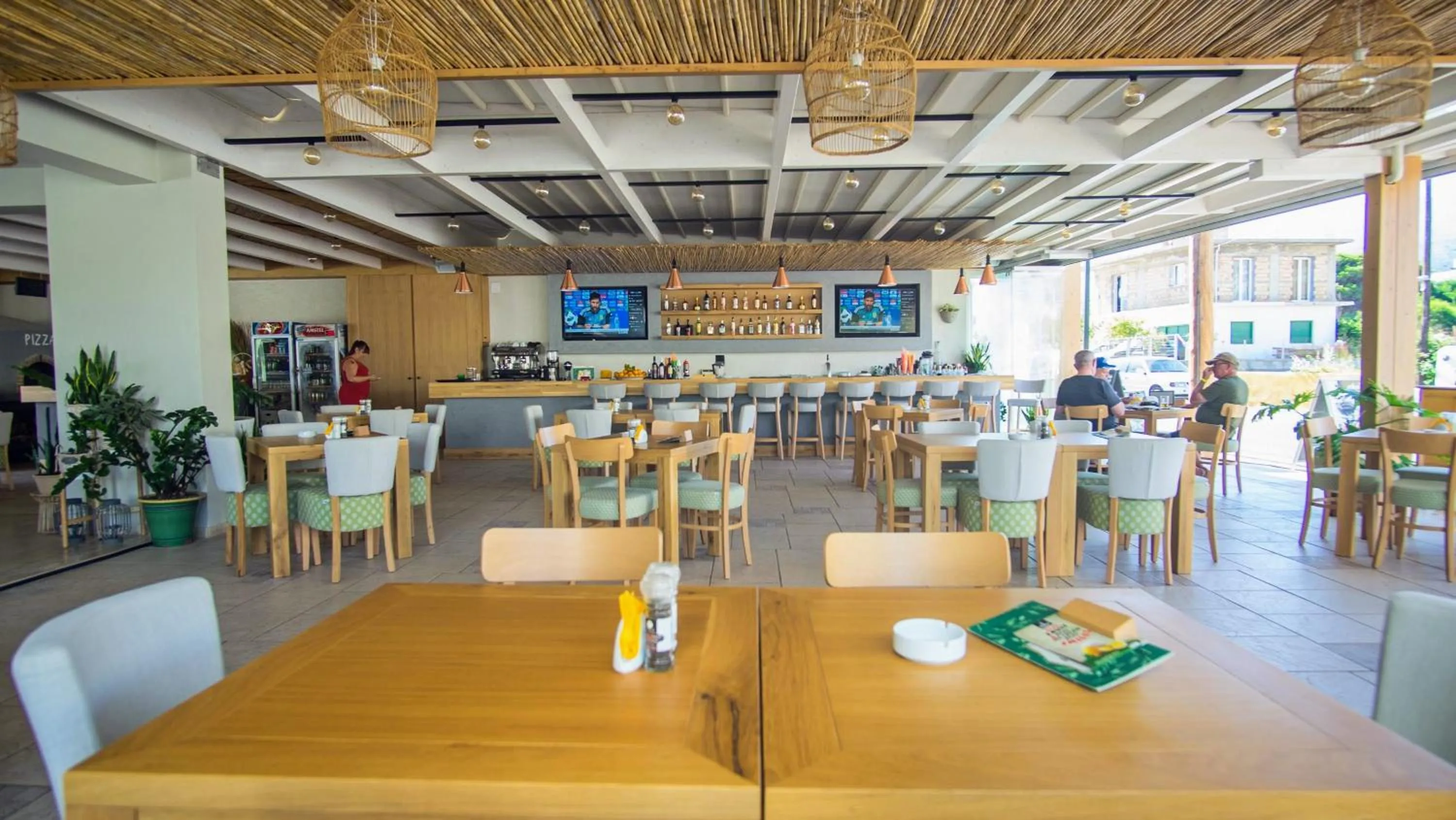 Restaurant/places to eat in Pela Sofia