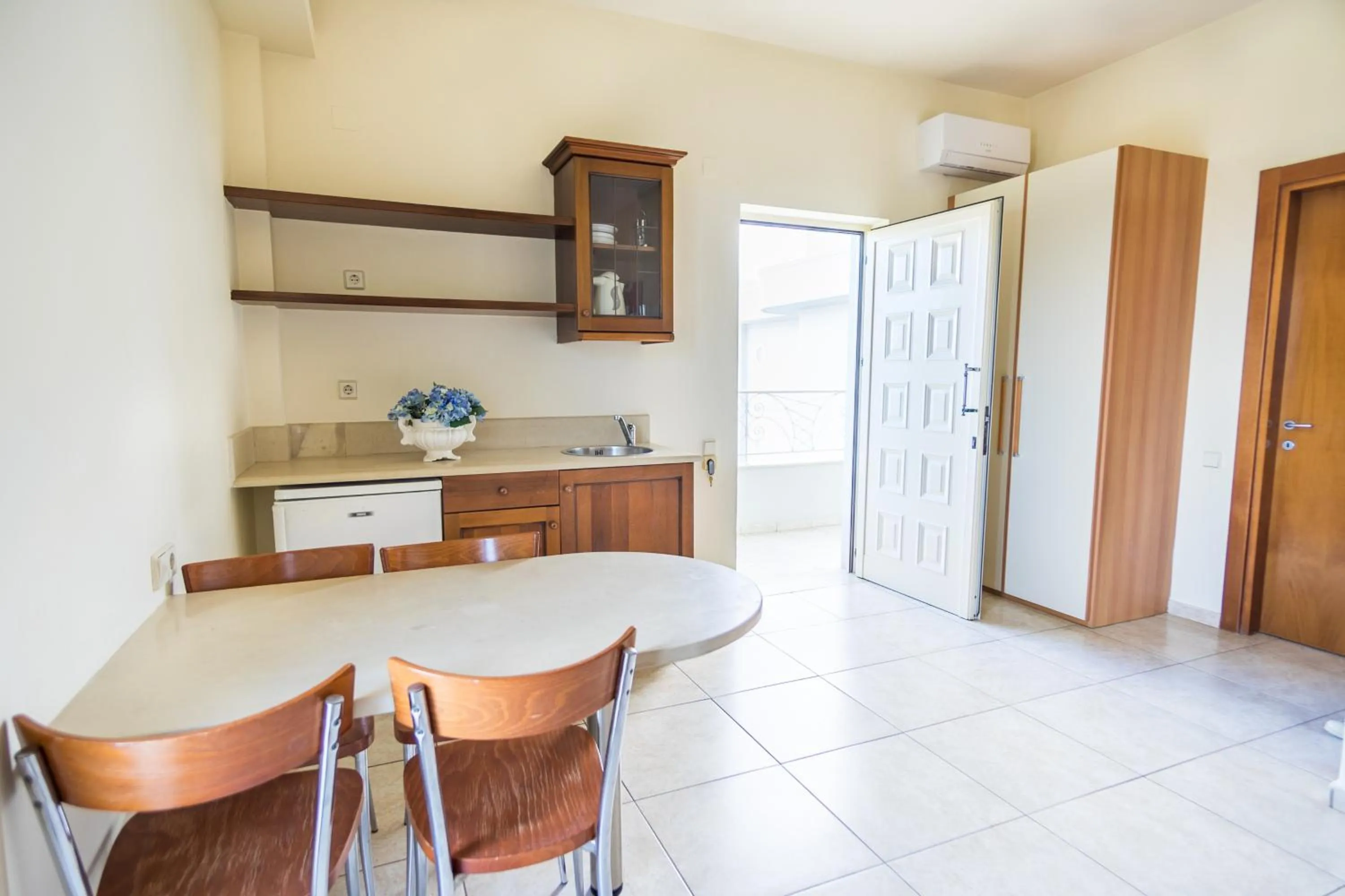 Kitchen or kitchenette in Pela Sofia