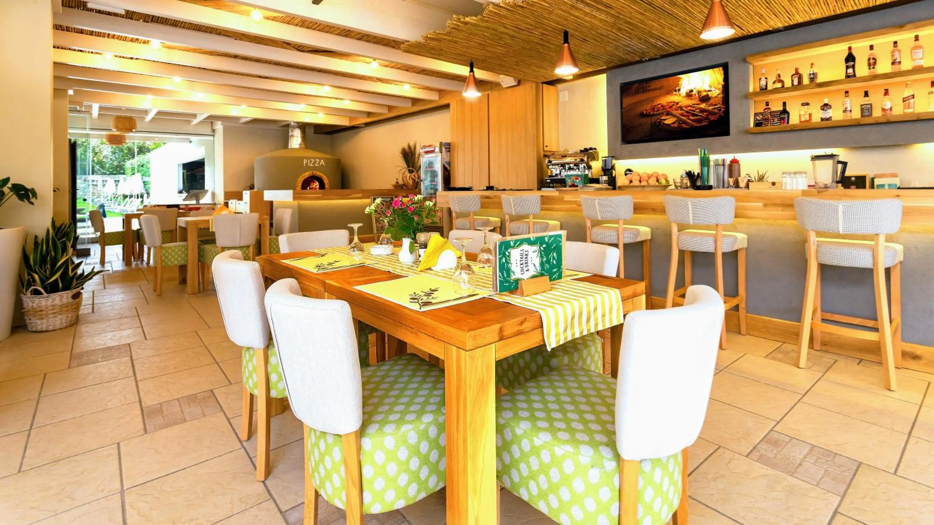 Restaurant/places to eat in Pela Sofia