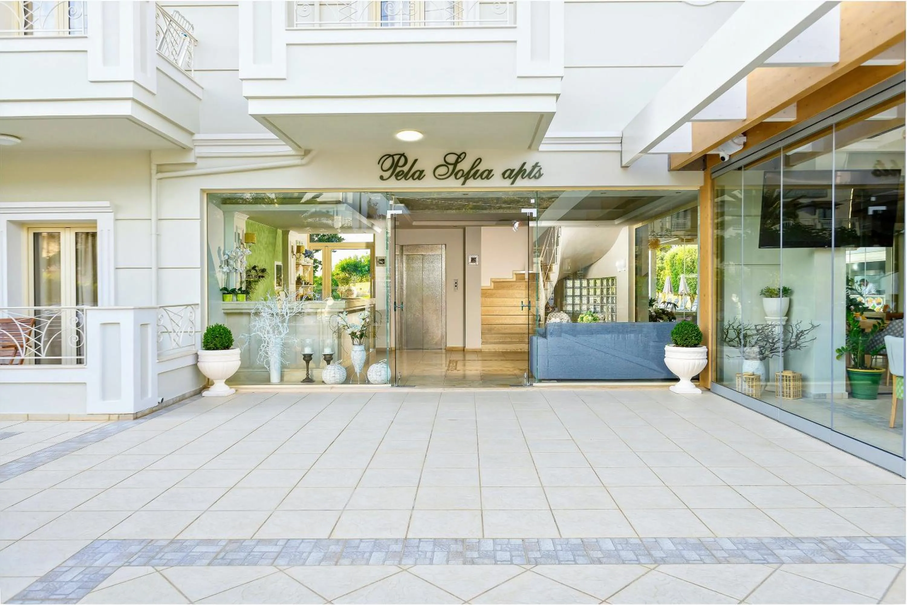 Facade/entrance in Pela Sofia