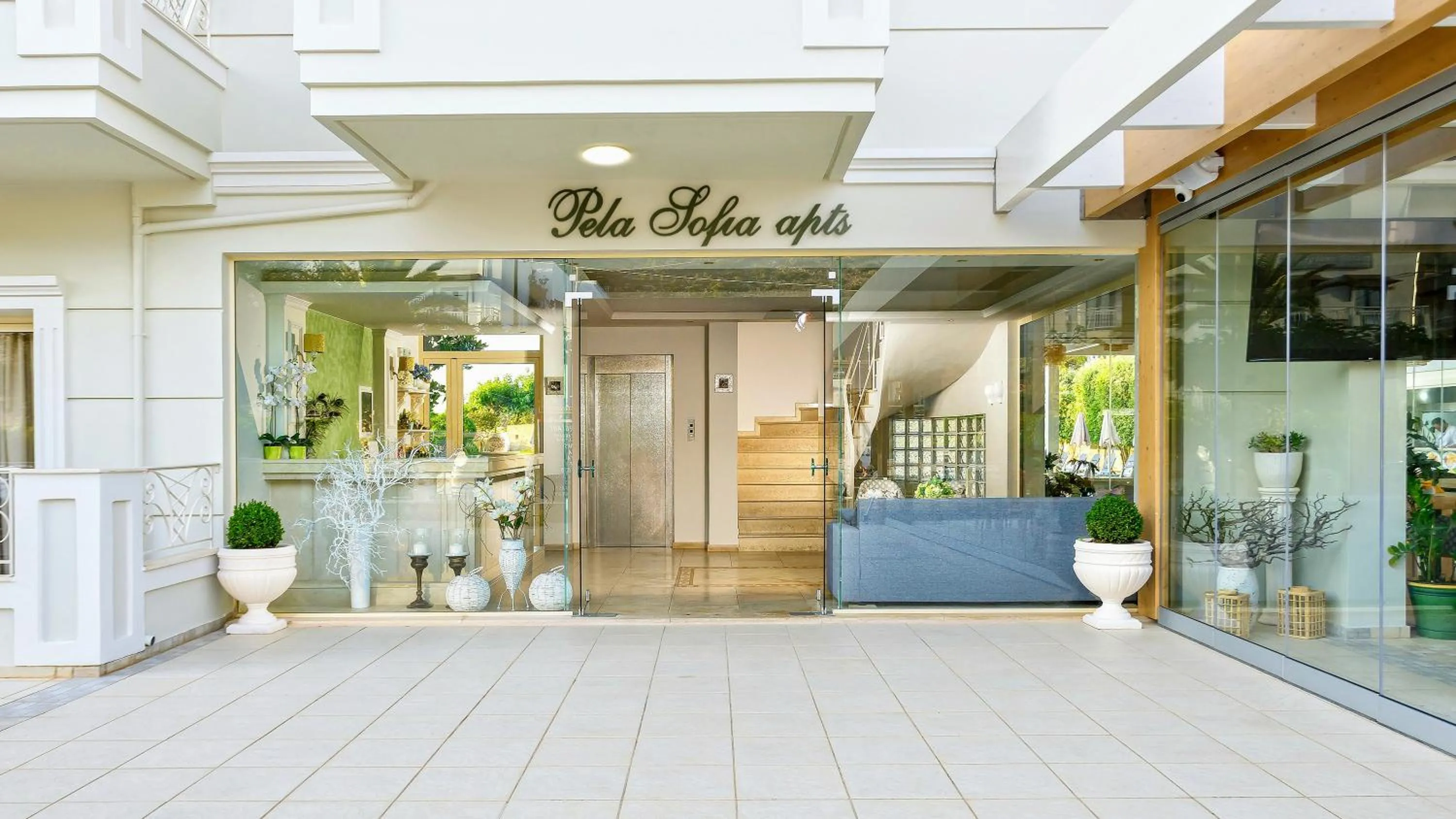 Facade/entrance in Pela Sofia