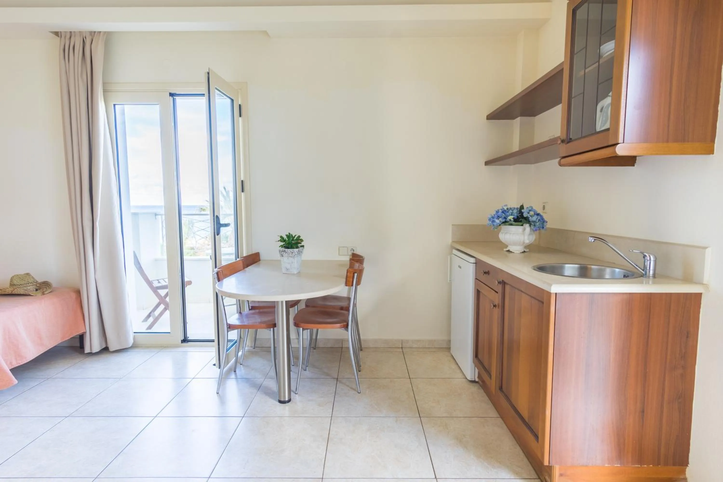 Kitchen or kitchenette in Pela Sofia