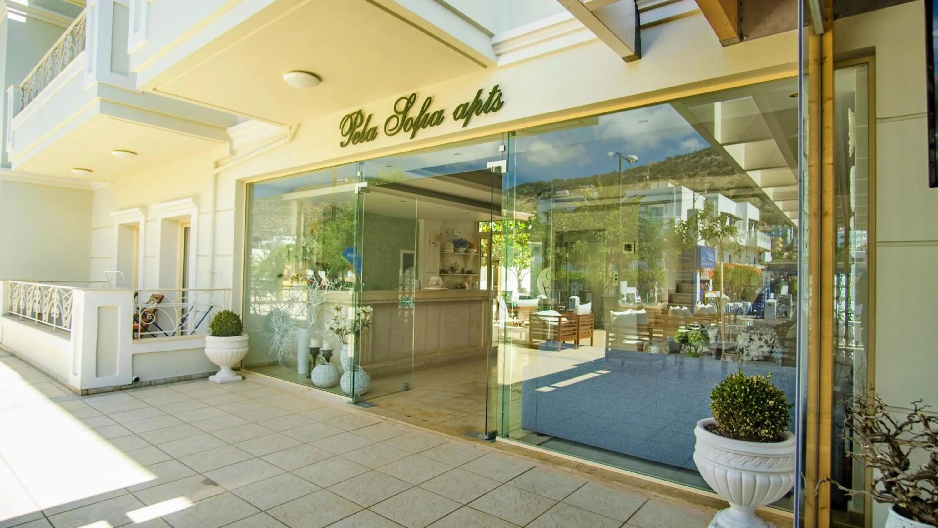 Facade/entrance in Pela Sofia